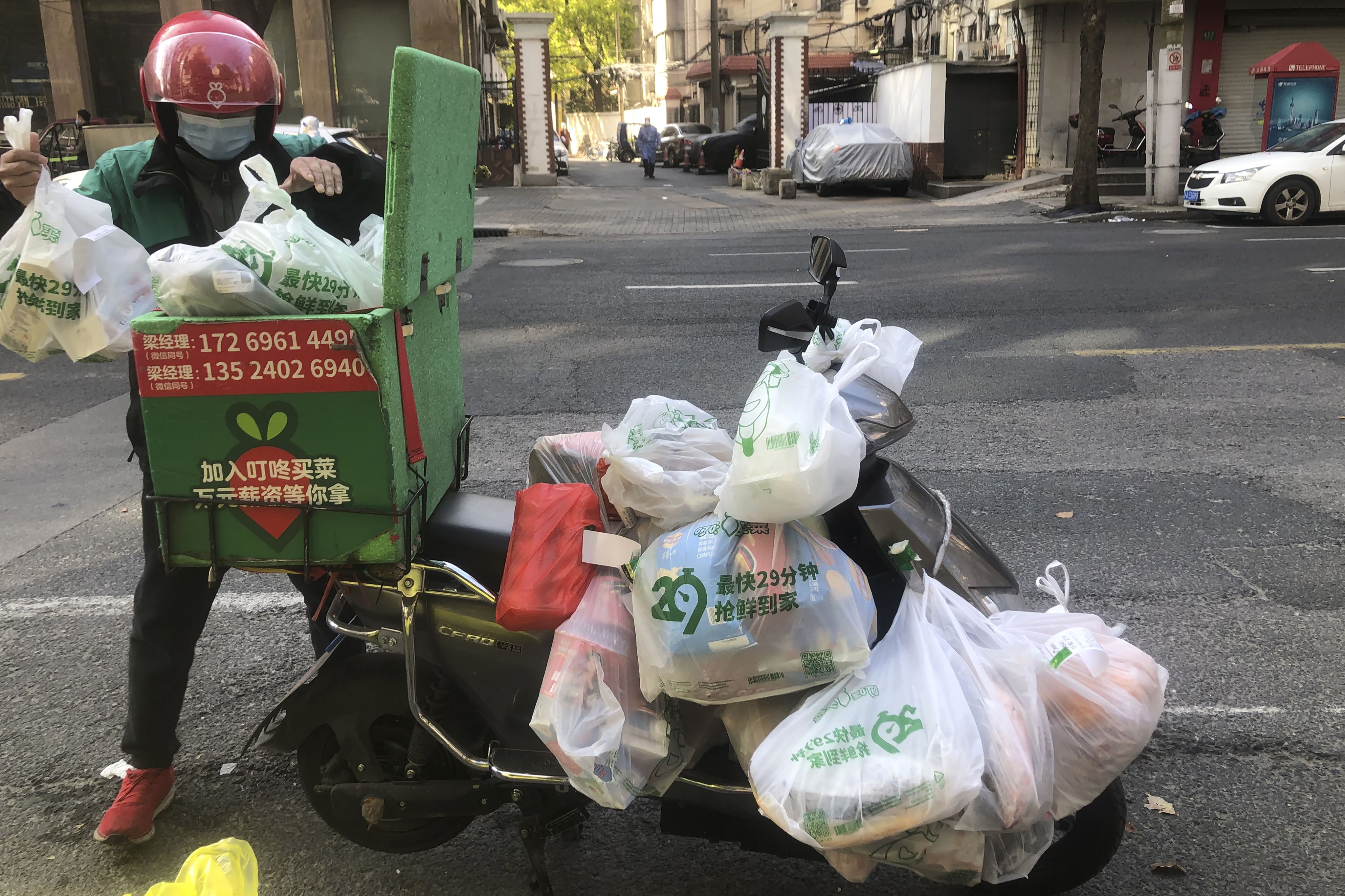 2022年4月4上海封城后，在浦西的一名送货员。