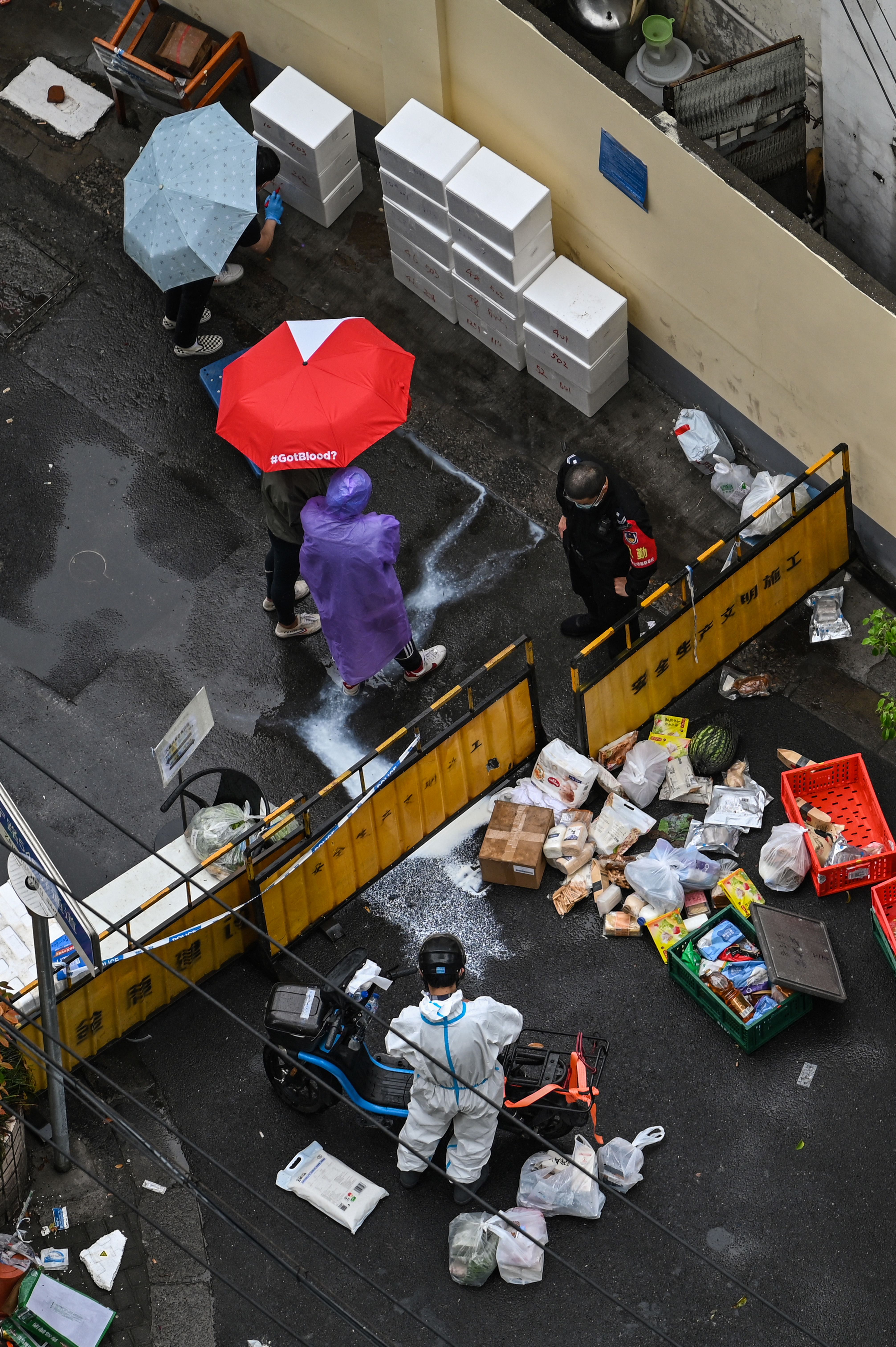 4月23日，上海住宅小区的检查点