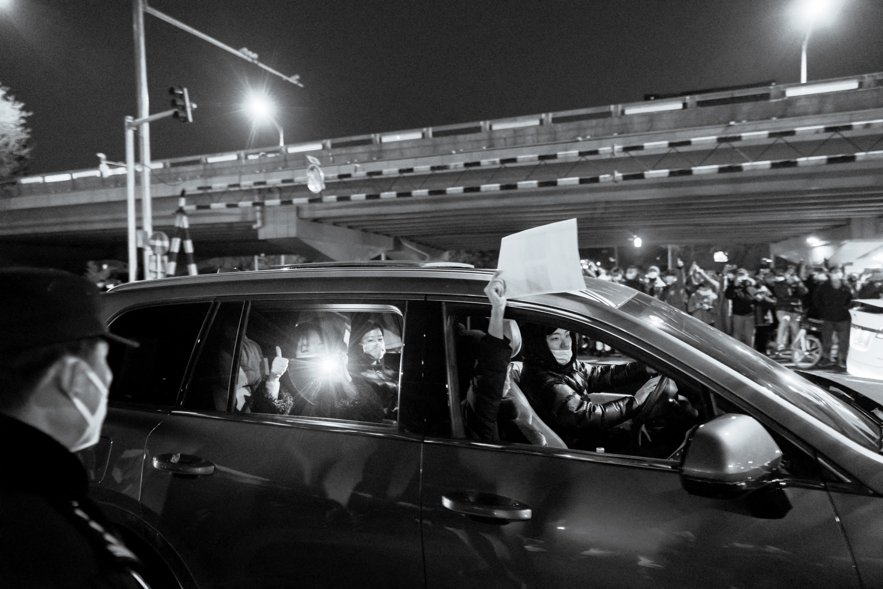 November 28, 2022, Beijing, young people honk their car horns in protest. (REUTERS / Thomas Peter)