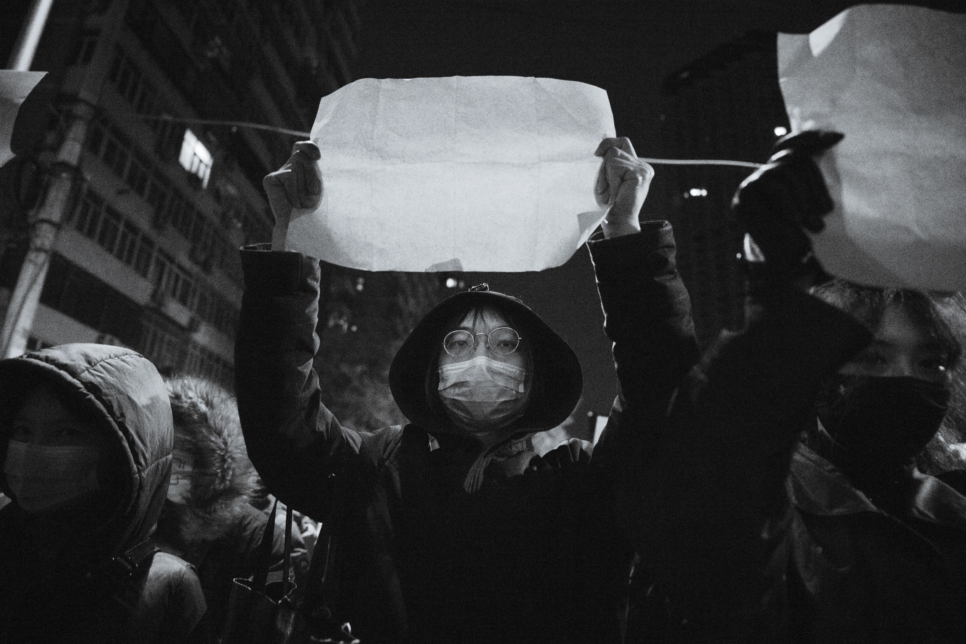 November 27, 2022, Beijing, a protester raises a blank paper. (AP / Ng Han Guan)