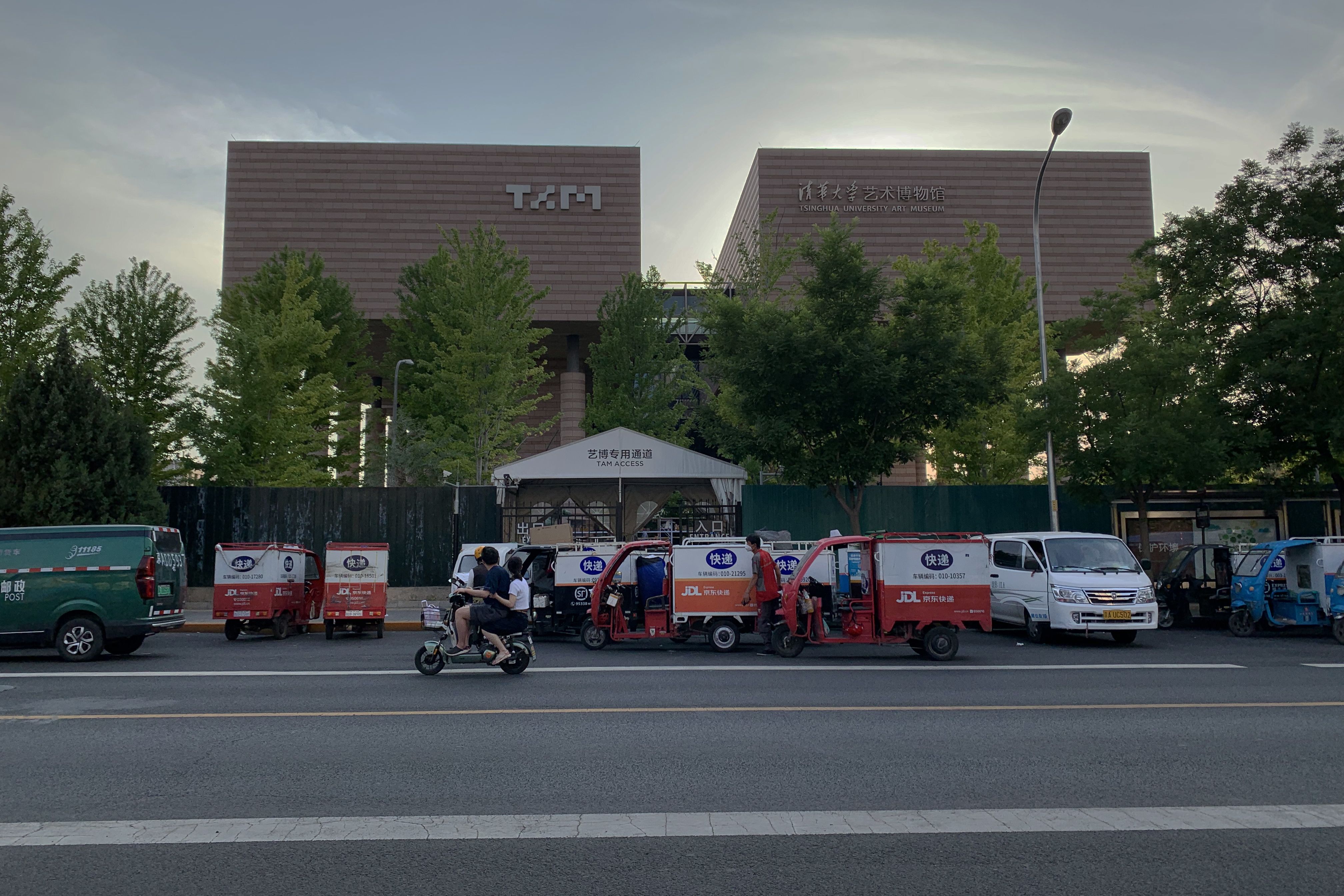 “围着古老的国度，围着事实的真相；围着浩瀚的岁月，围着欲望与理想。”&nbsp; Beyond《长城》