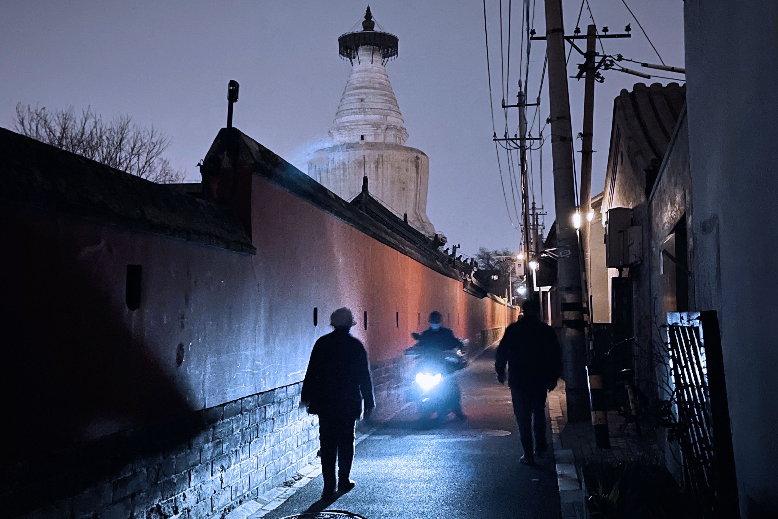 “保卫她的生活，直到大厦崩塌；夜幕下覆盖华北平原，忧伤浸透她的脸。”  万能青年旅店《杀死那个石家庄人》