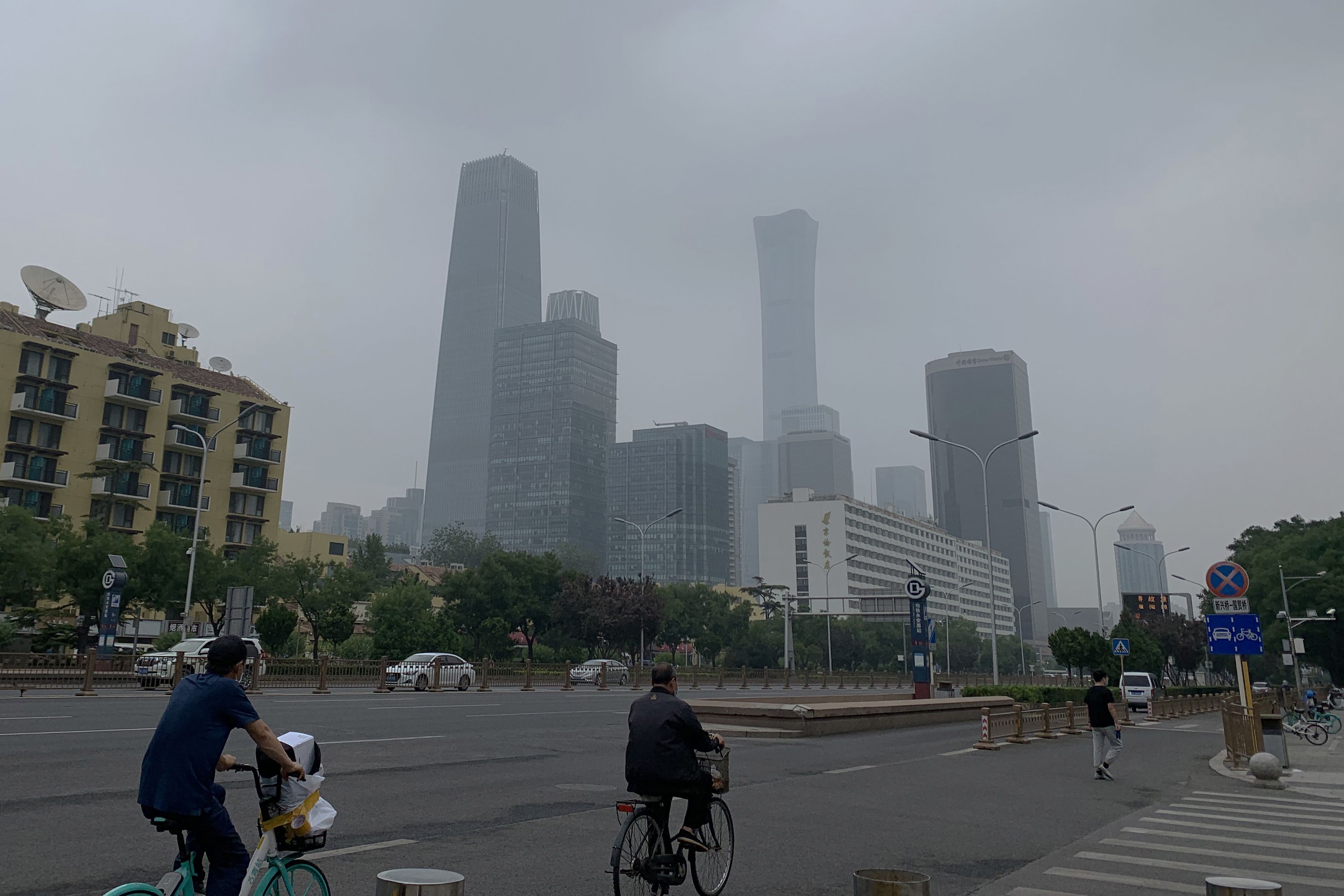 “唱了半天，还是唱不干净，这城市的痛苦。可痛苦越多，越愿意想象，那明天的幸福。”崔健《北京的故事》