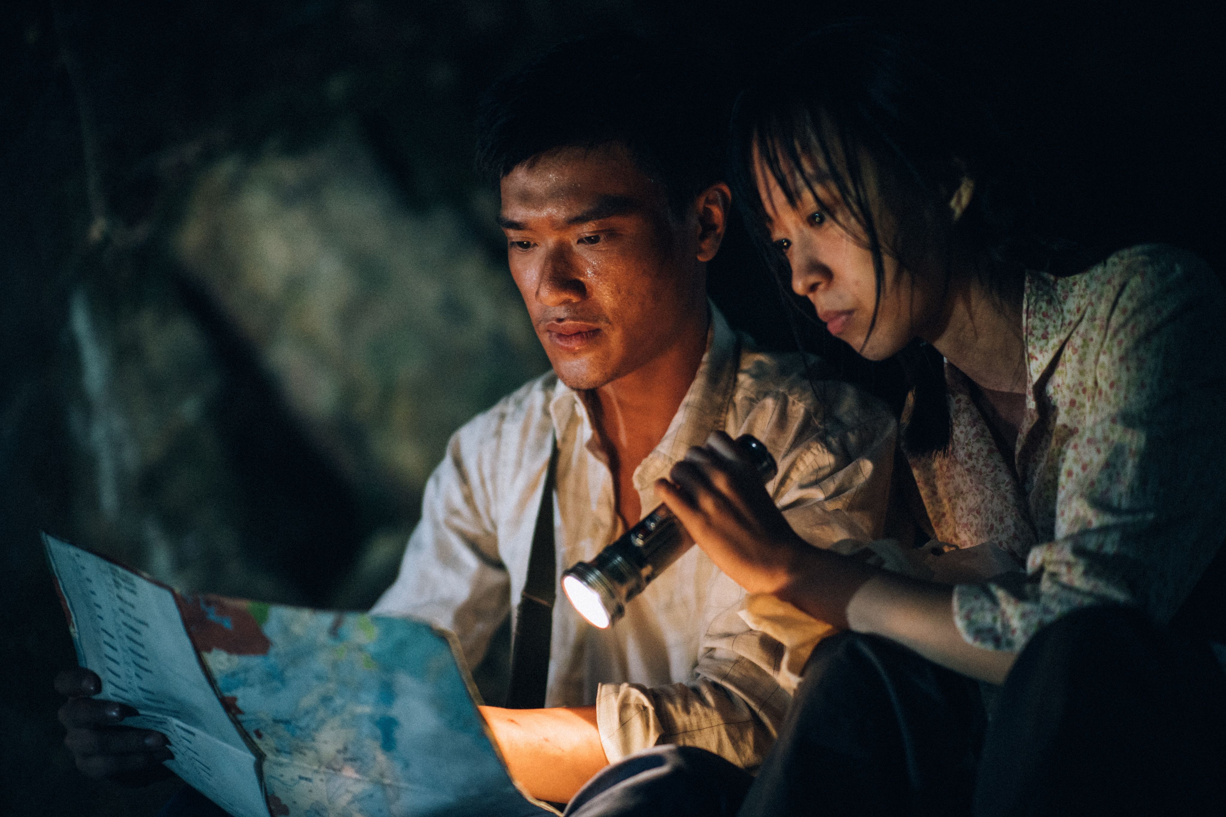 两个九十后重演逃港历史，陈梓桓特意为每个重演的青年安排对谈，是为了令他们更投入演出，也是为了让两代之间可以互相理解。