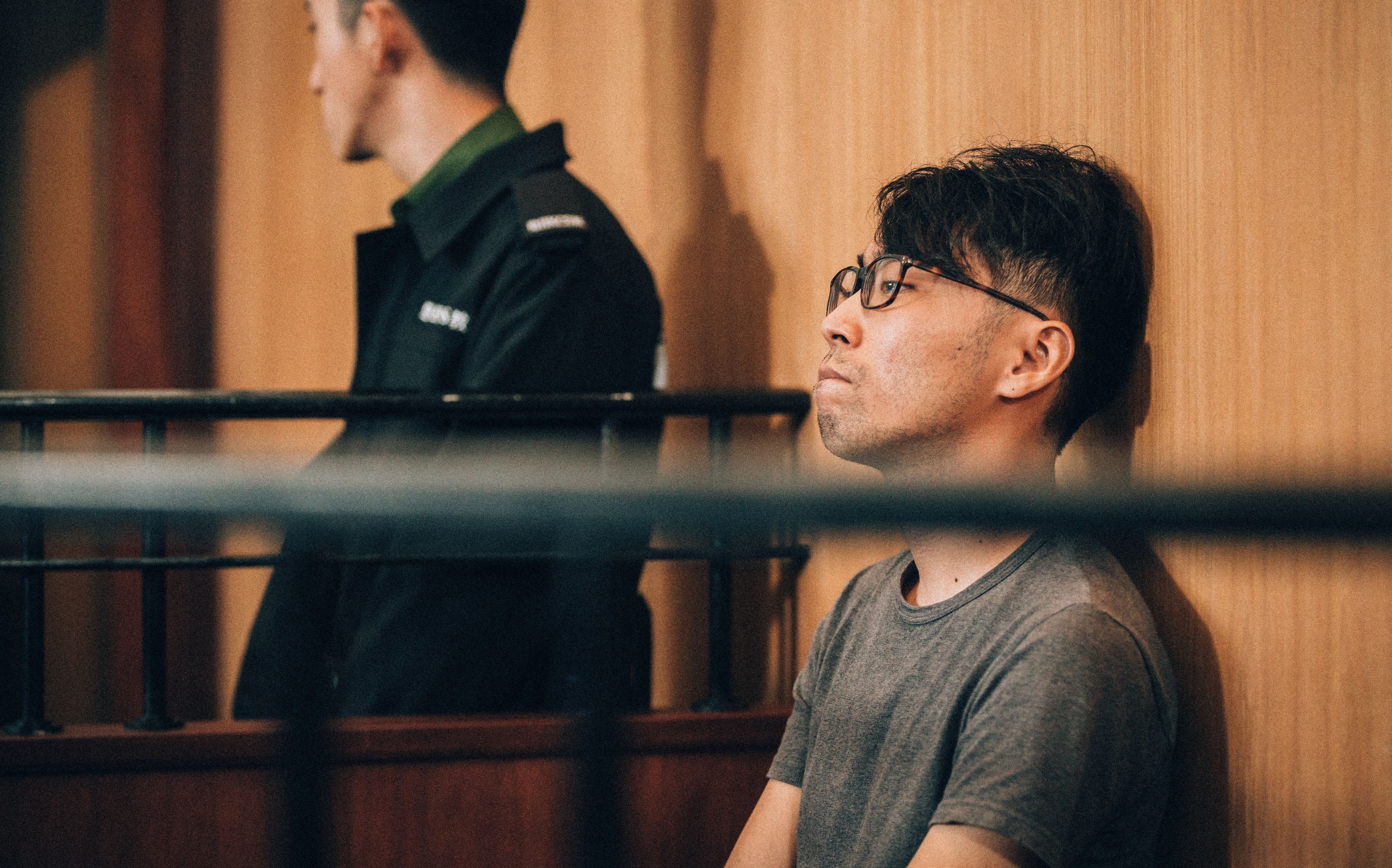《忧郁之岛》让钟耀华重演在“占中九子”案的发言：“我们得毁掉被条文、被权力、被体制所形塑的自己，走进一个充满未知、在历史与当下纠缠不清、在个人努力与万千偶然混杂复合的世界，关心我们的世界，而非仅仅在乎自己的位置。”