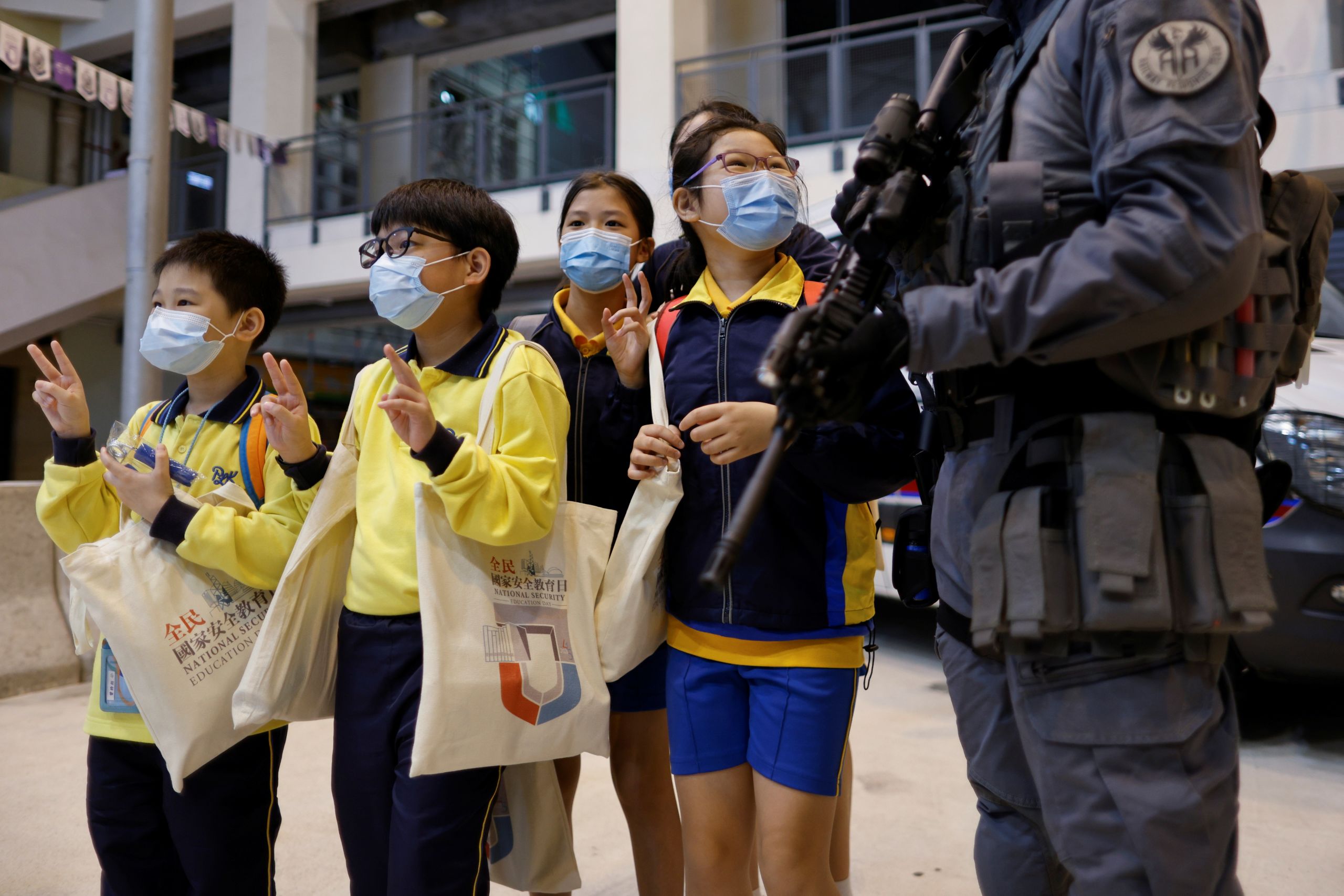 國安教育日，小學生們與警察合照（圖：Reuters）