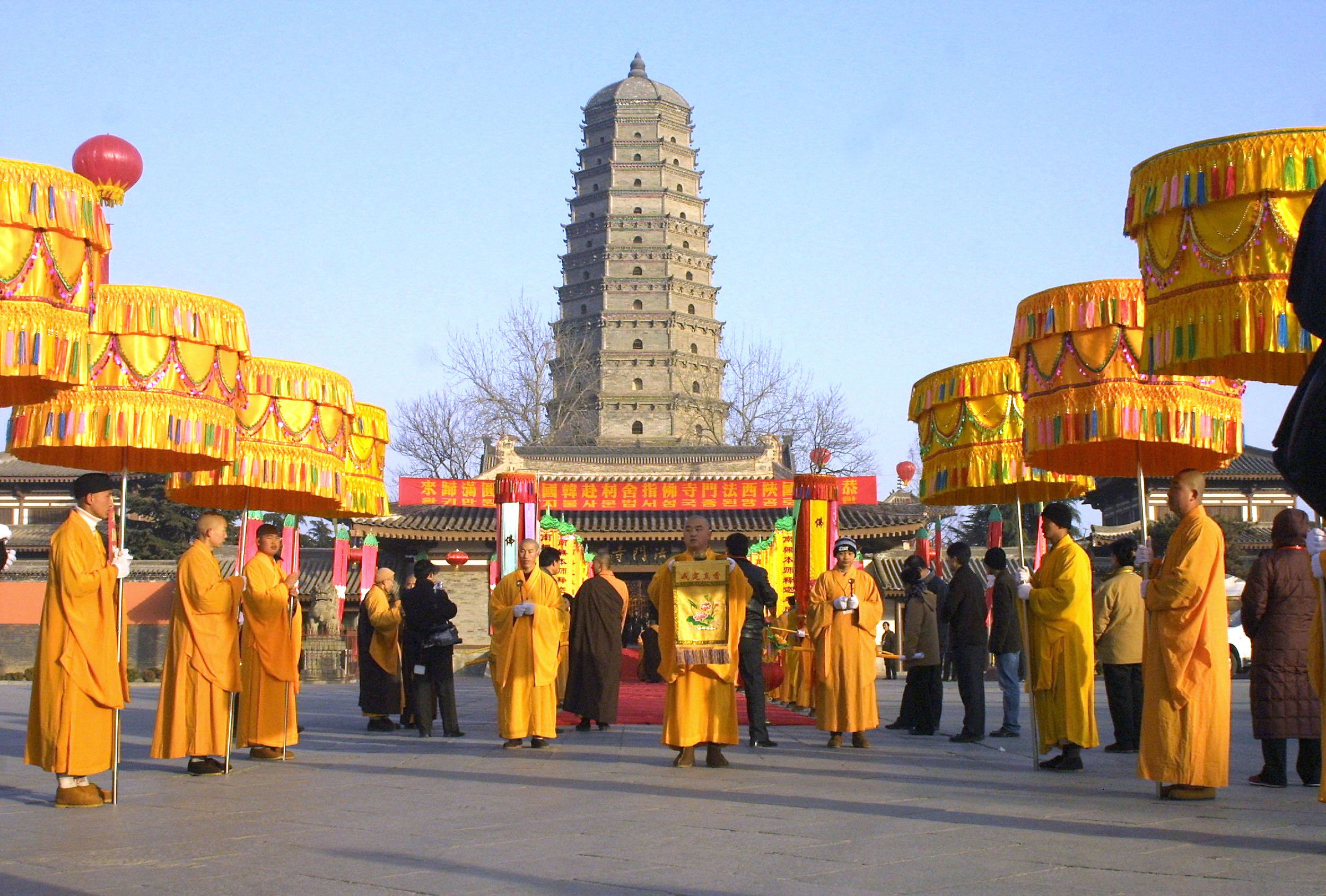 2005年12月21日，佛教僧侣举行仪式，将据信是佛祖手指的舍利归还给位于中国陕西省西安的法门寺。这块骨头据说有 2500 年的历史，在韩国公开展出了一个多月。