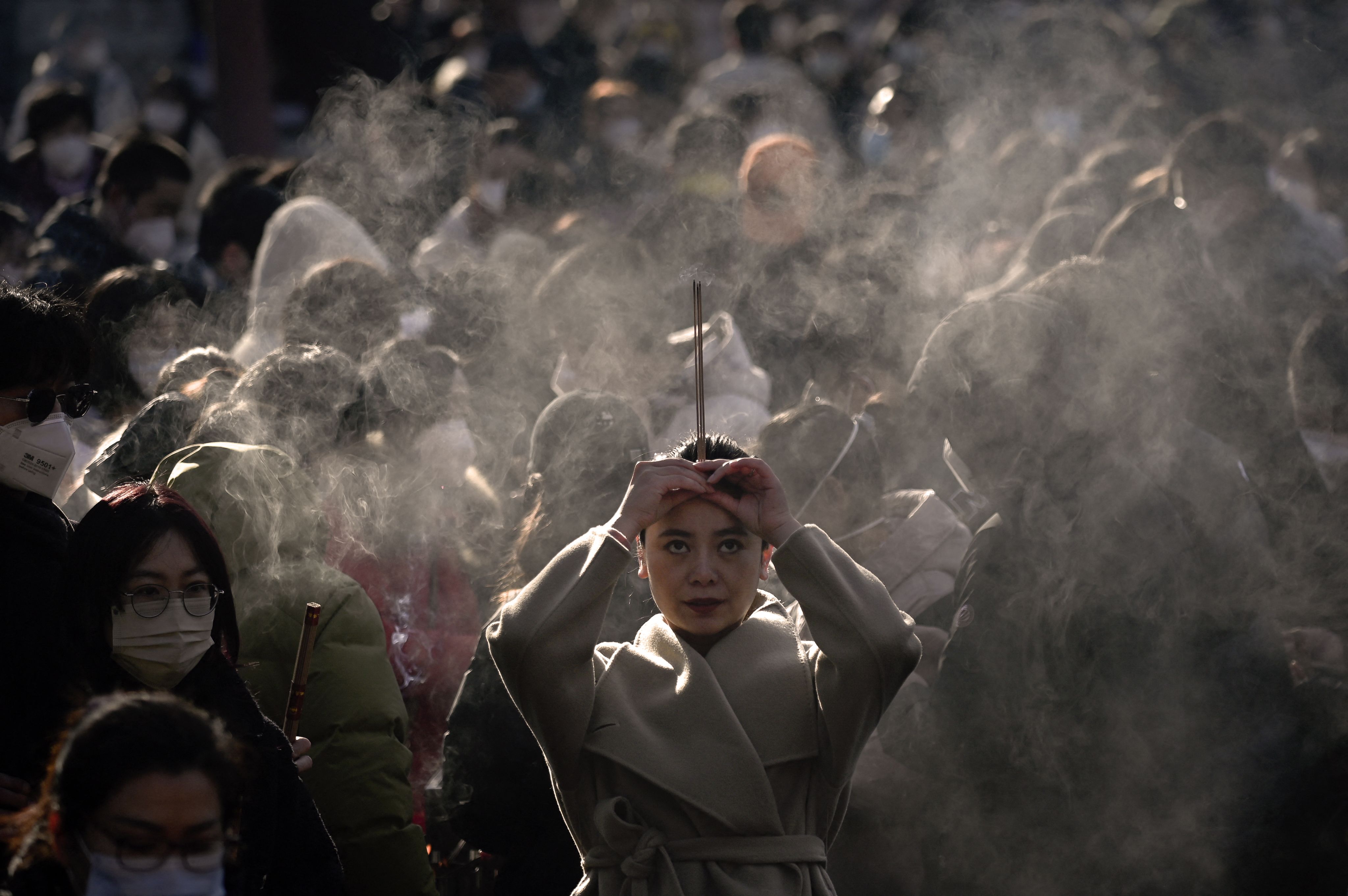 2023年1月1日，北京，新年第一天，一名女性在雍和宫烧香祈祷。