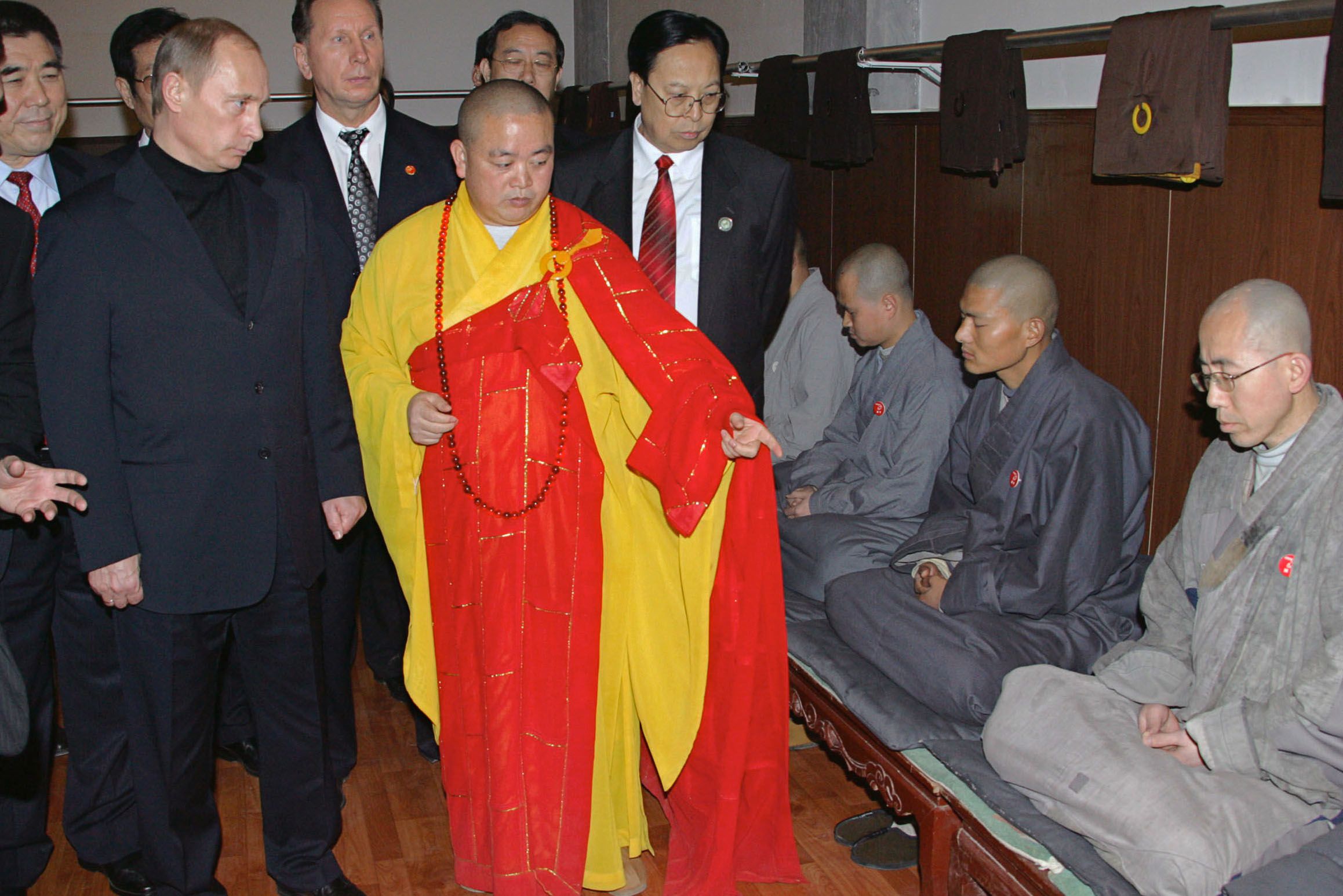 2006年3月22日，河南登封市，俄罗斯总统普京（左）在少林寺和尚释永信的陪同下参观少林寺。