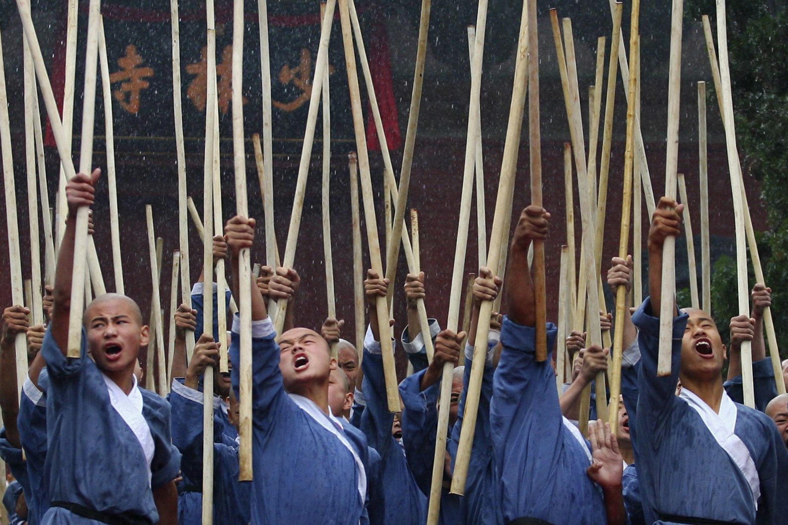 2007年7月5日，河南省登封市，少林寺僧人在仪式上表演武术。