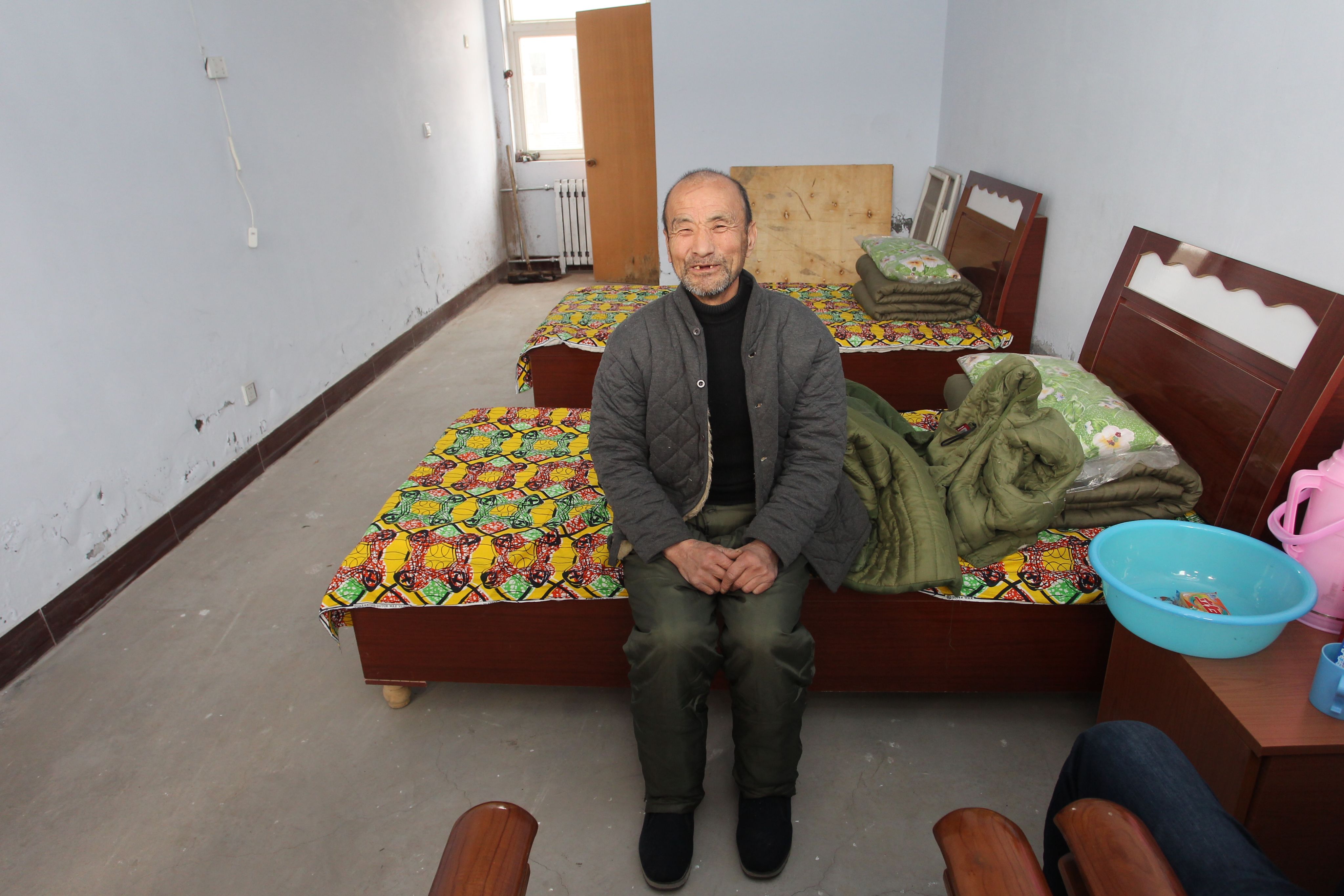 山东，一名流浪老人在媒体的帮助下入住某公办养老院。他说这是他几十年以来住过最宽敞舒服的地方。（歪脑 / Shell Long)