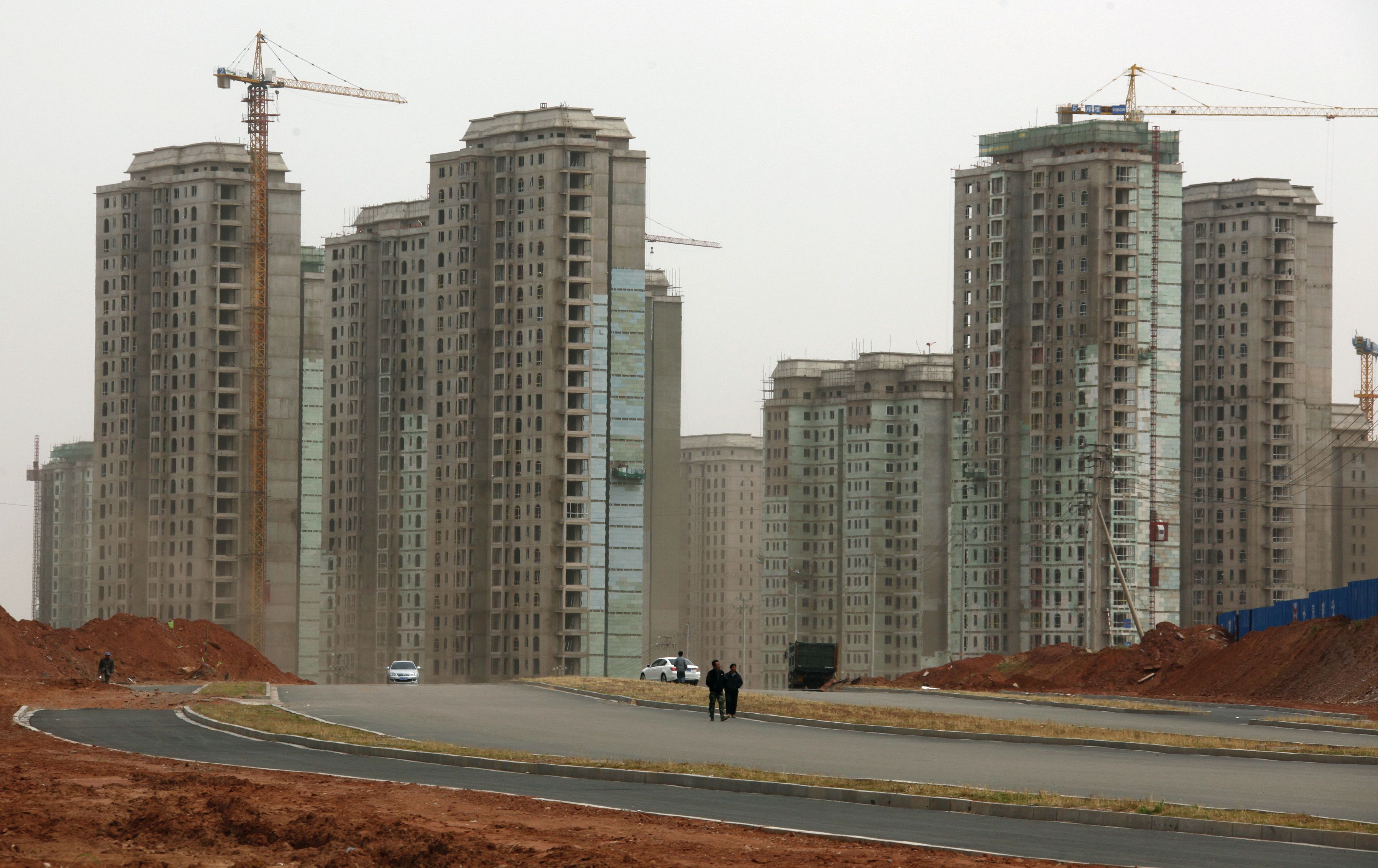 2011年5月11日，内蒙古自治区鄂尔多斯市康巴什区，新建的高层住宅楼。（ REUTERS / David Gray）