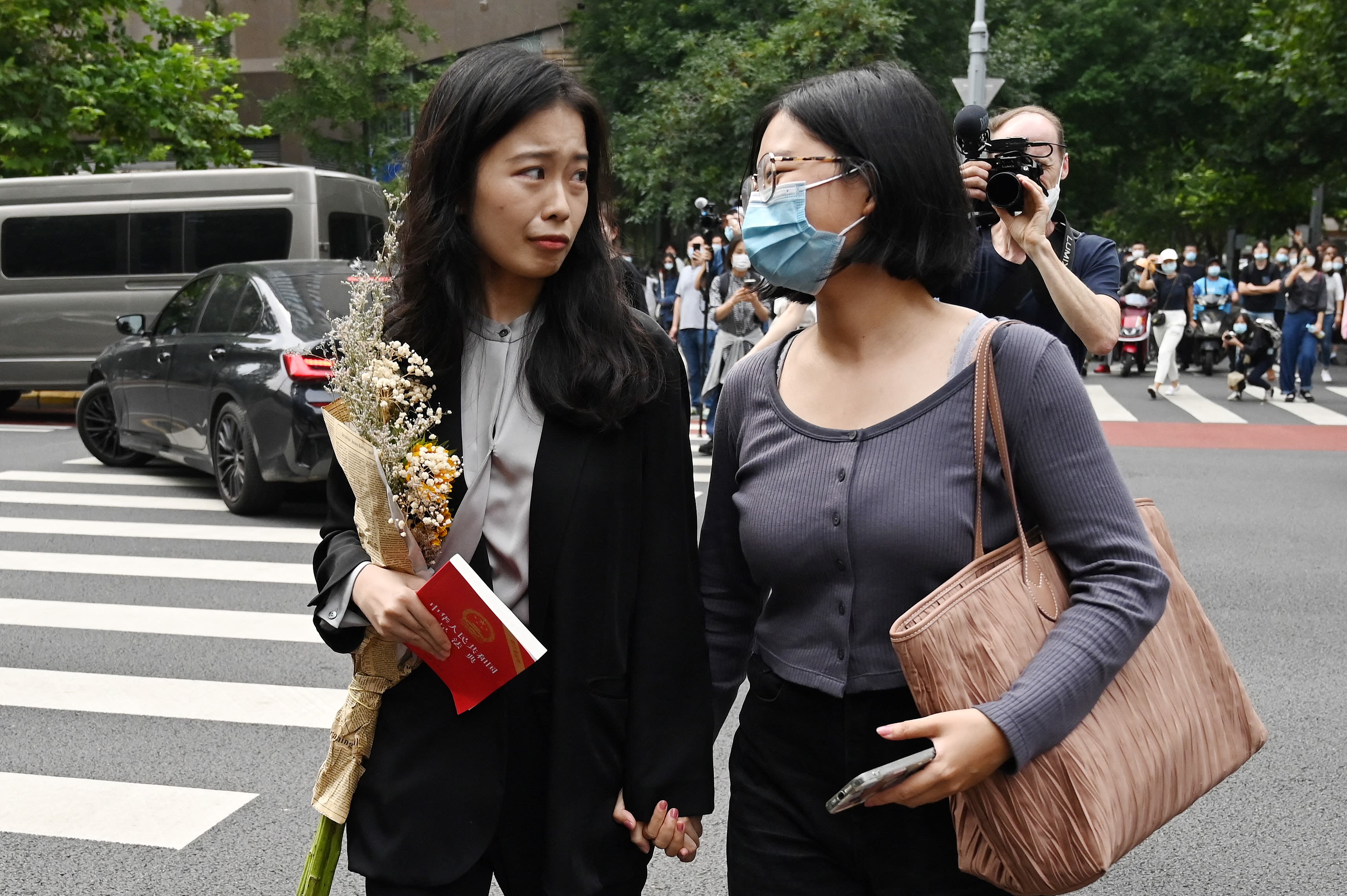 弦子手中红色的民法典（ AFP / GREG BAKER ）