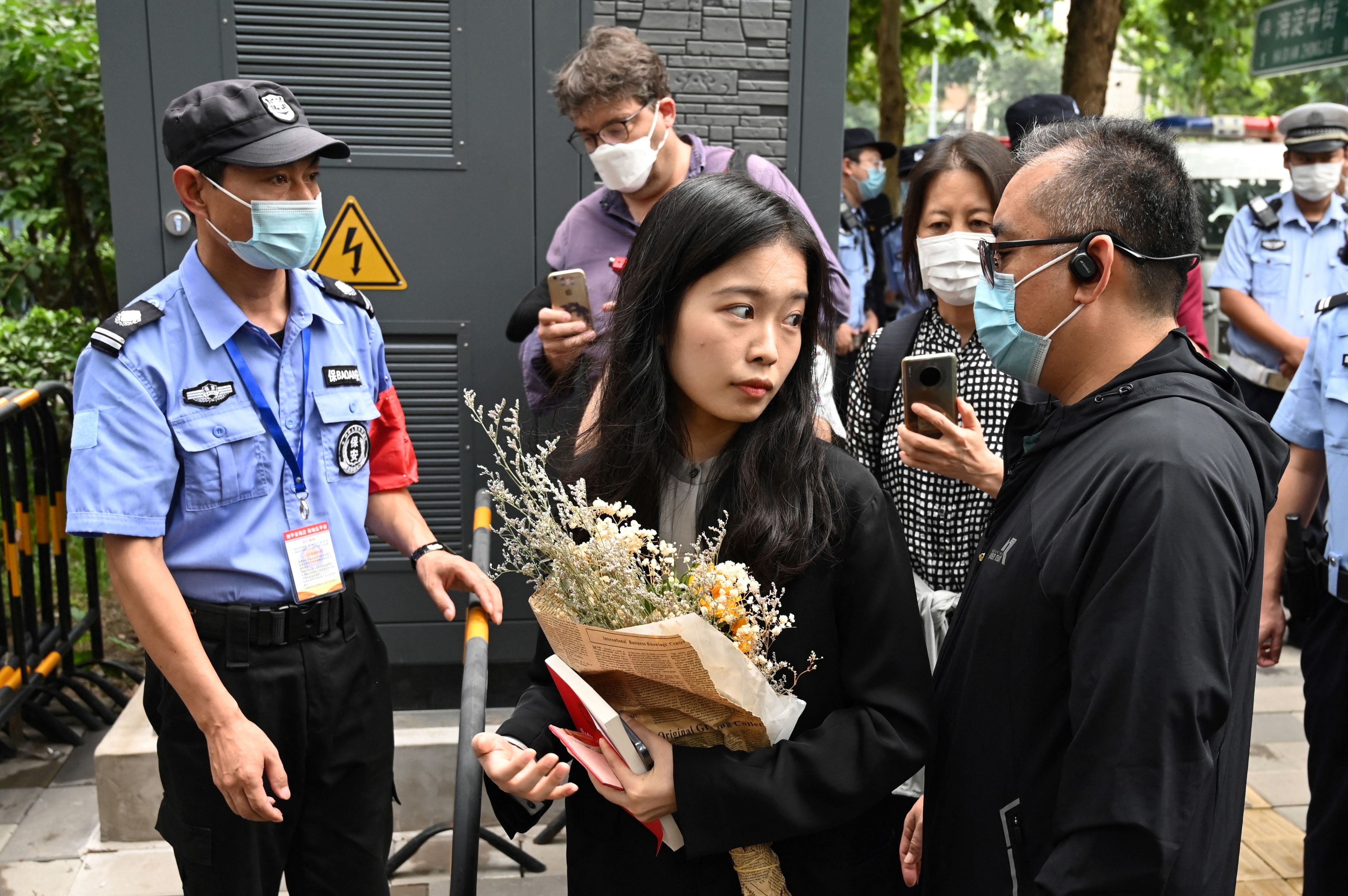 弦子手中红色的民法典（ AFP / GREG BAKER ）