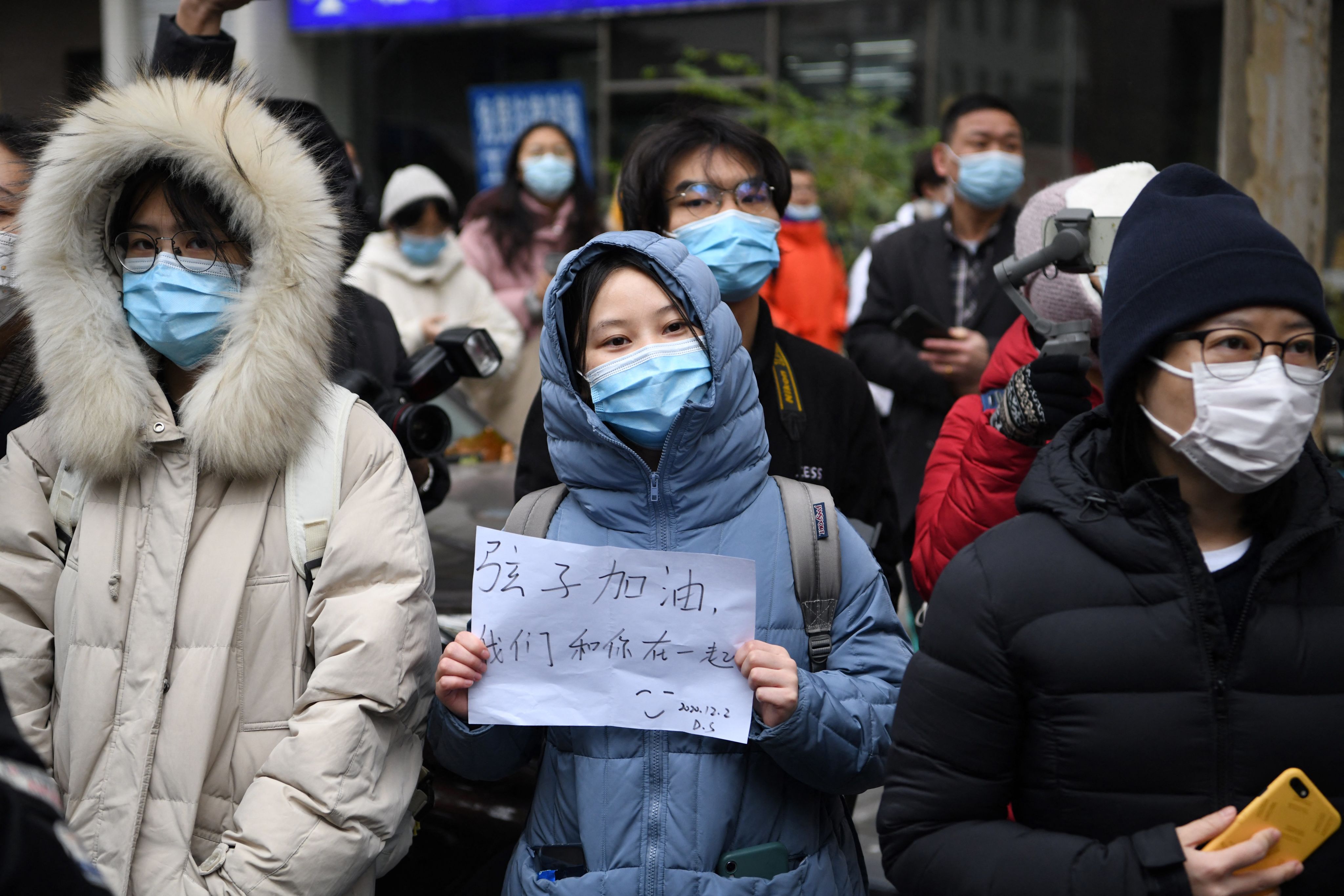 2020年12月2日，聚集在法院外的人群（ AFP / Noel Celis ）