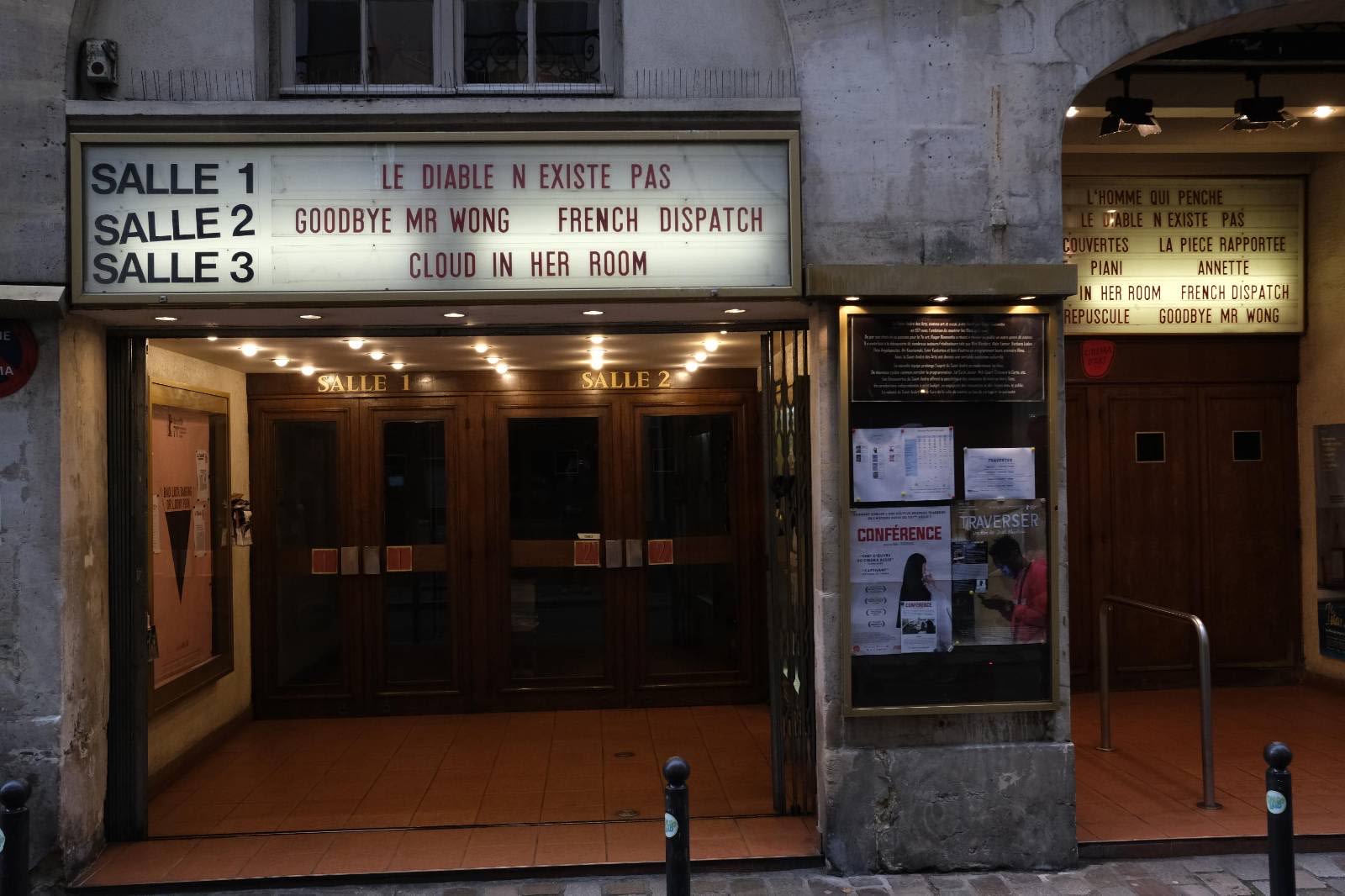 巴黎戏院外的中国电影海报（作者摄）