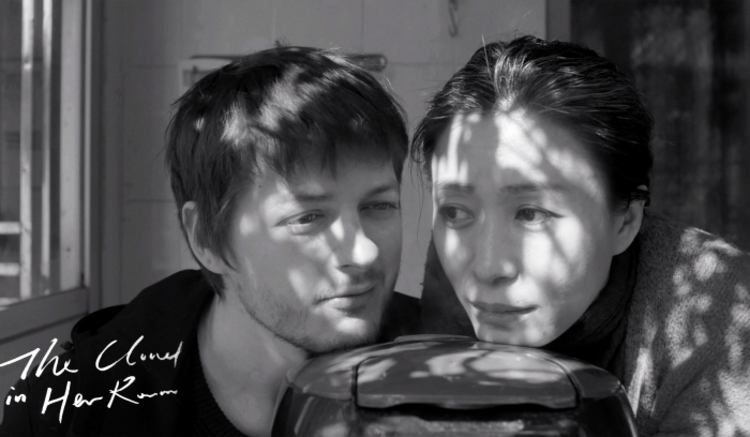 《她房间里的云》电影海报