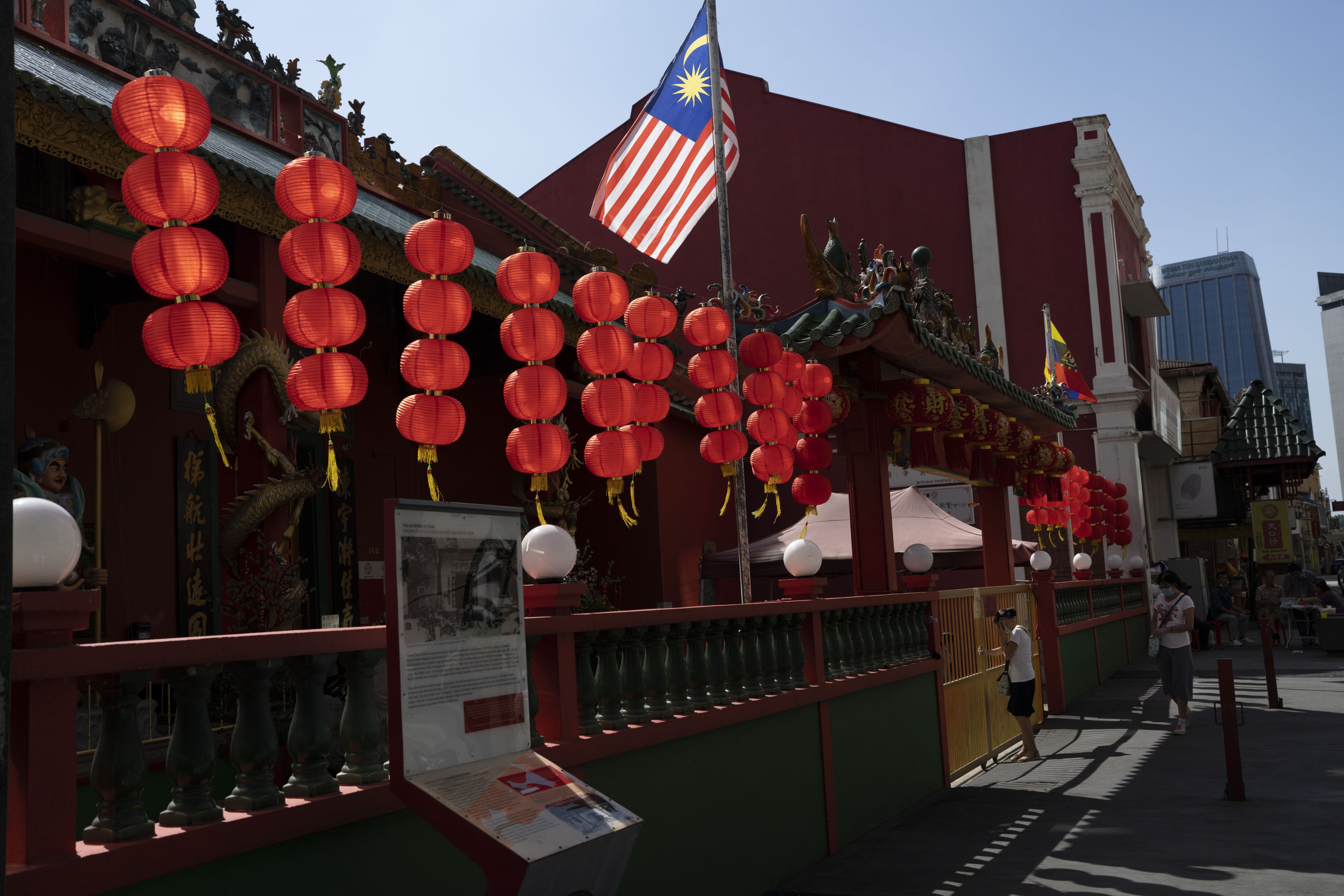 资料图片：为了迎接华人新年，马来西亚吉隆坡的一座寺庙外挂上了红灯笼。（AP / Vincent Thian）