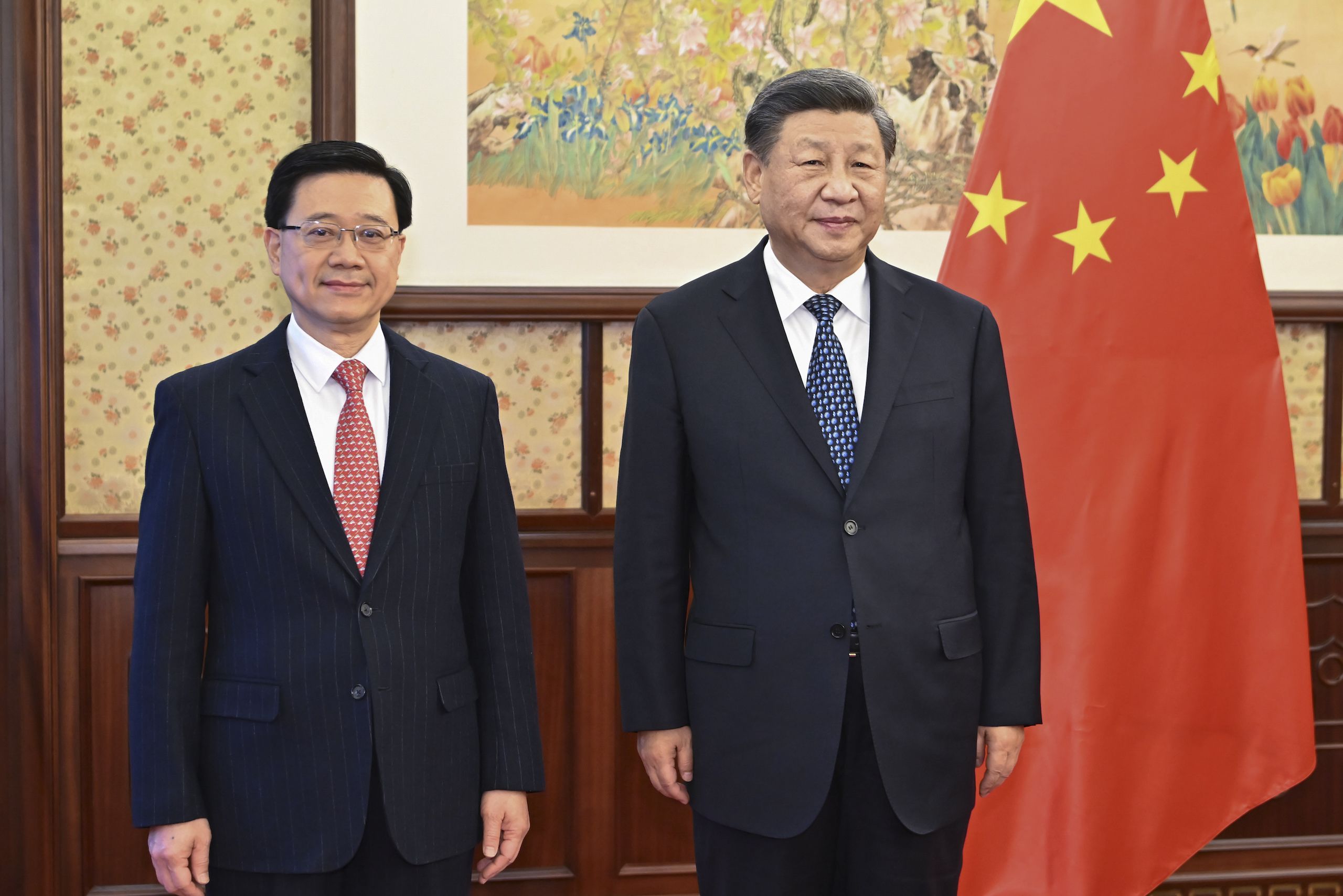 2022年12月23日资料图片，习近平、李家超