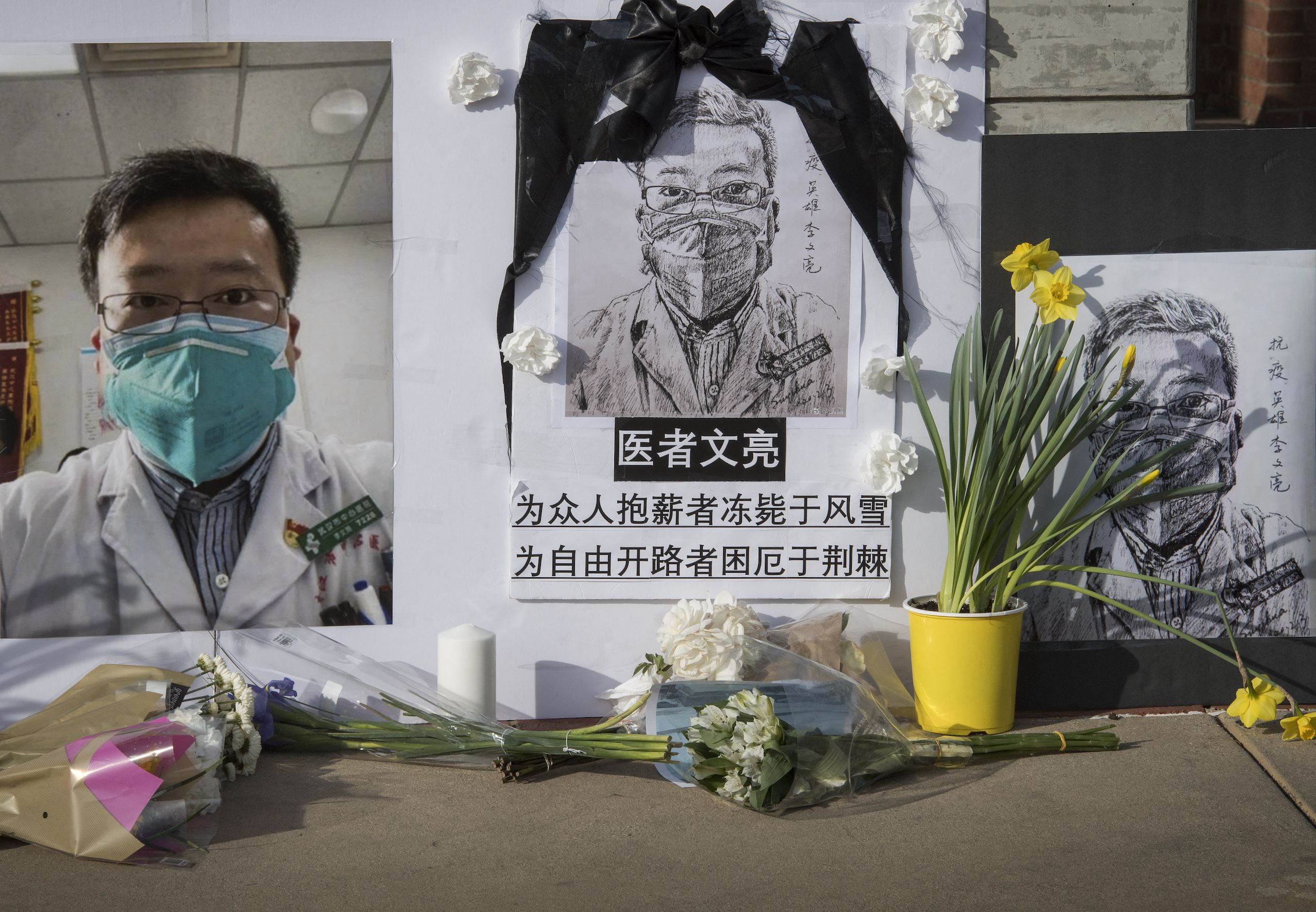学生和支持者们在加州大学洛杉矶分校校园外摆布悼念会，悼念李文亮医生。