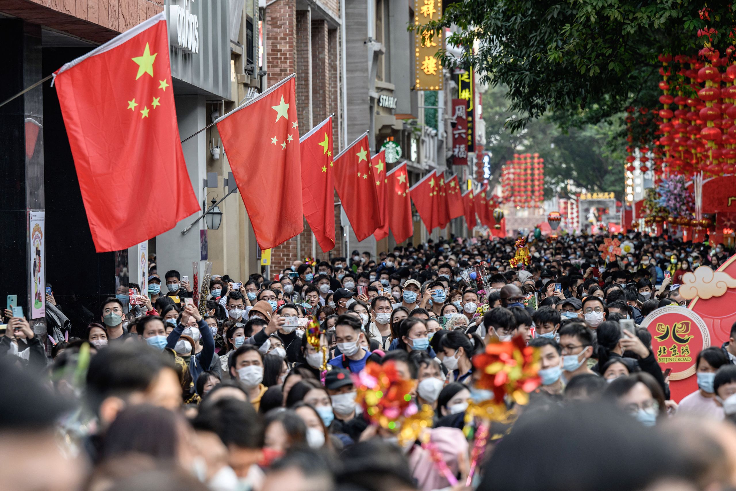 2023年1月20日，中国疫情政策在春节前“全面放开”，广州人民在拥挤的街上参观春节花卉市场。