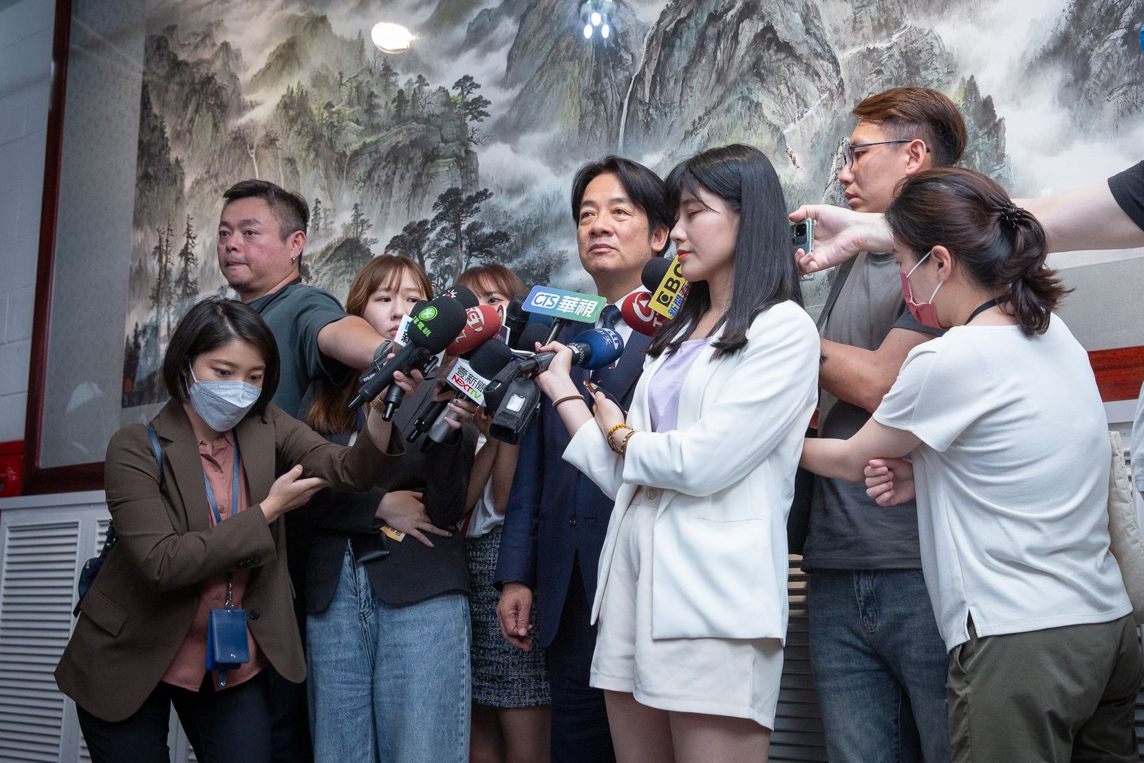总统候选人赖清德接受媒体访问、表示致歉。