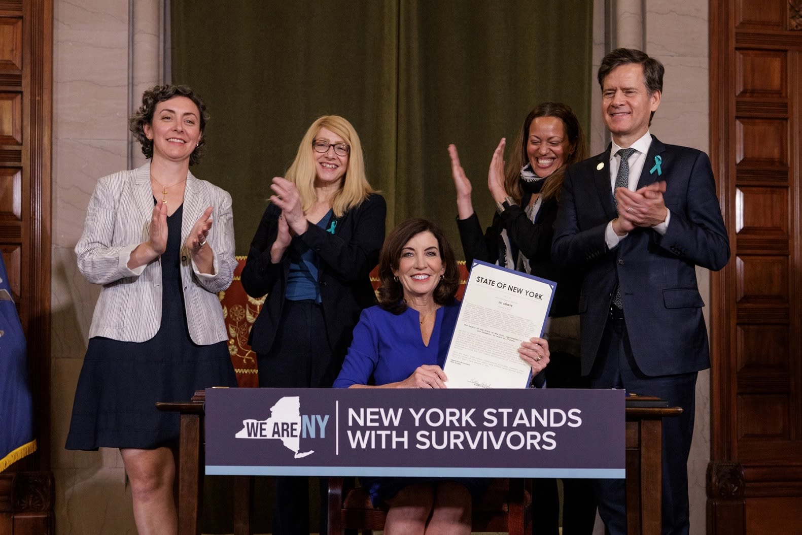 州长 Kathy Hochul 签署《成人幸存者法案》。