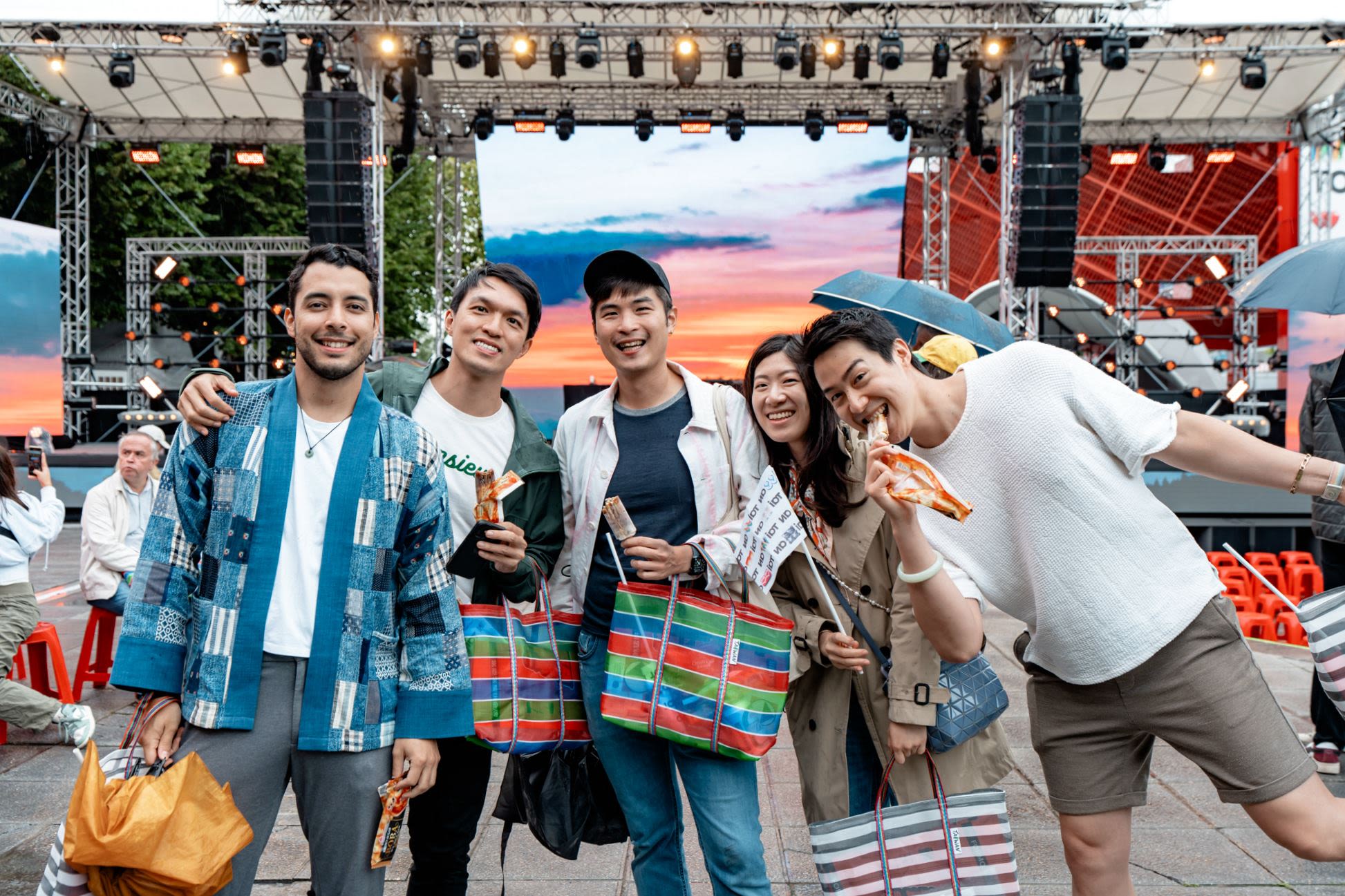 黎文化奥运期文化奥运台湾馆赠送“茄芷袋”。（台湾文化部）