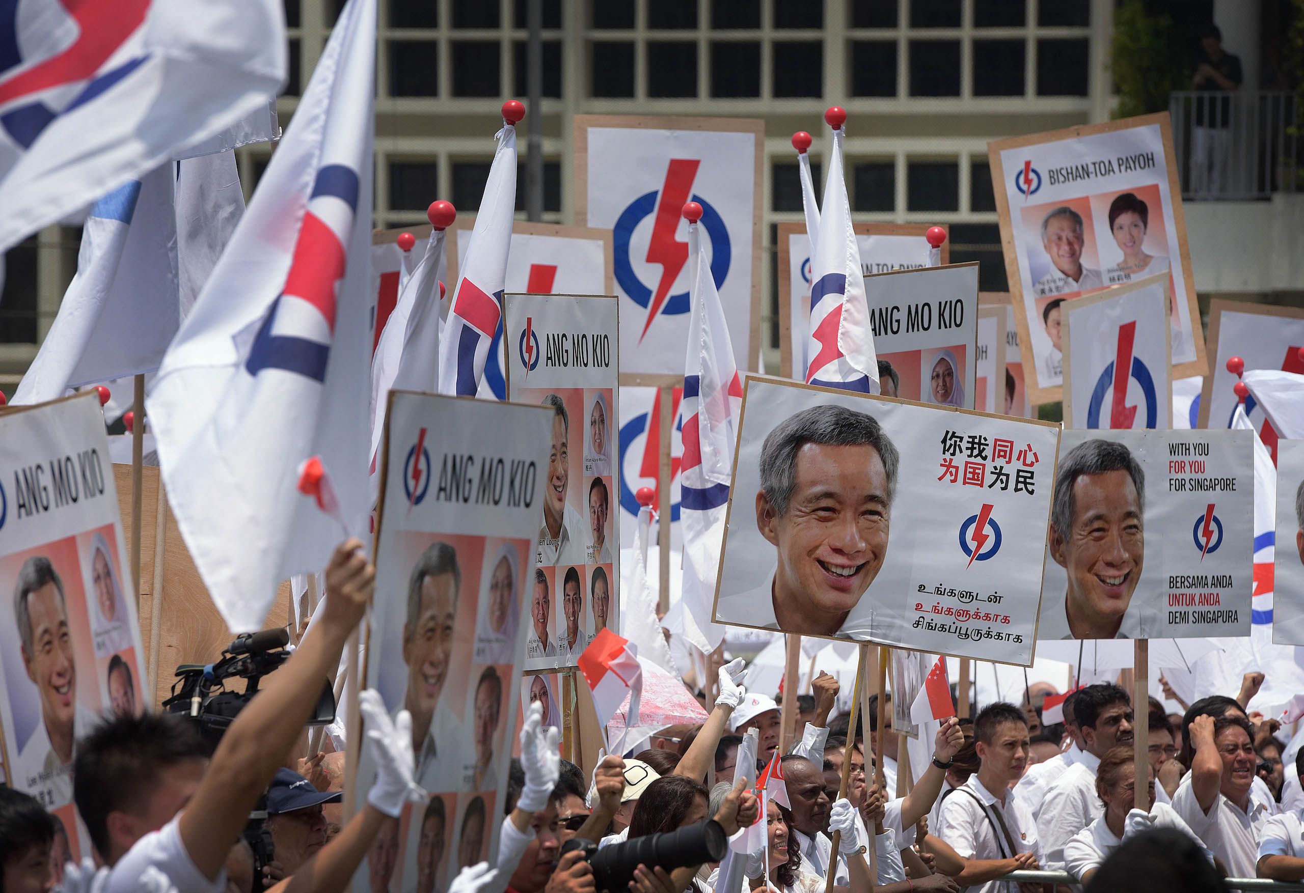 2015年9月1日，新加坡大选，支持者们在提名中心为人民行动党欢呼。