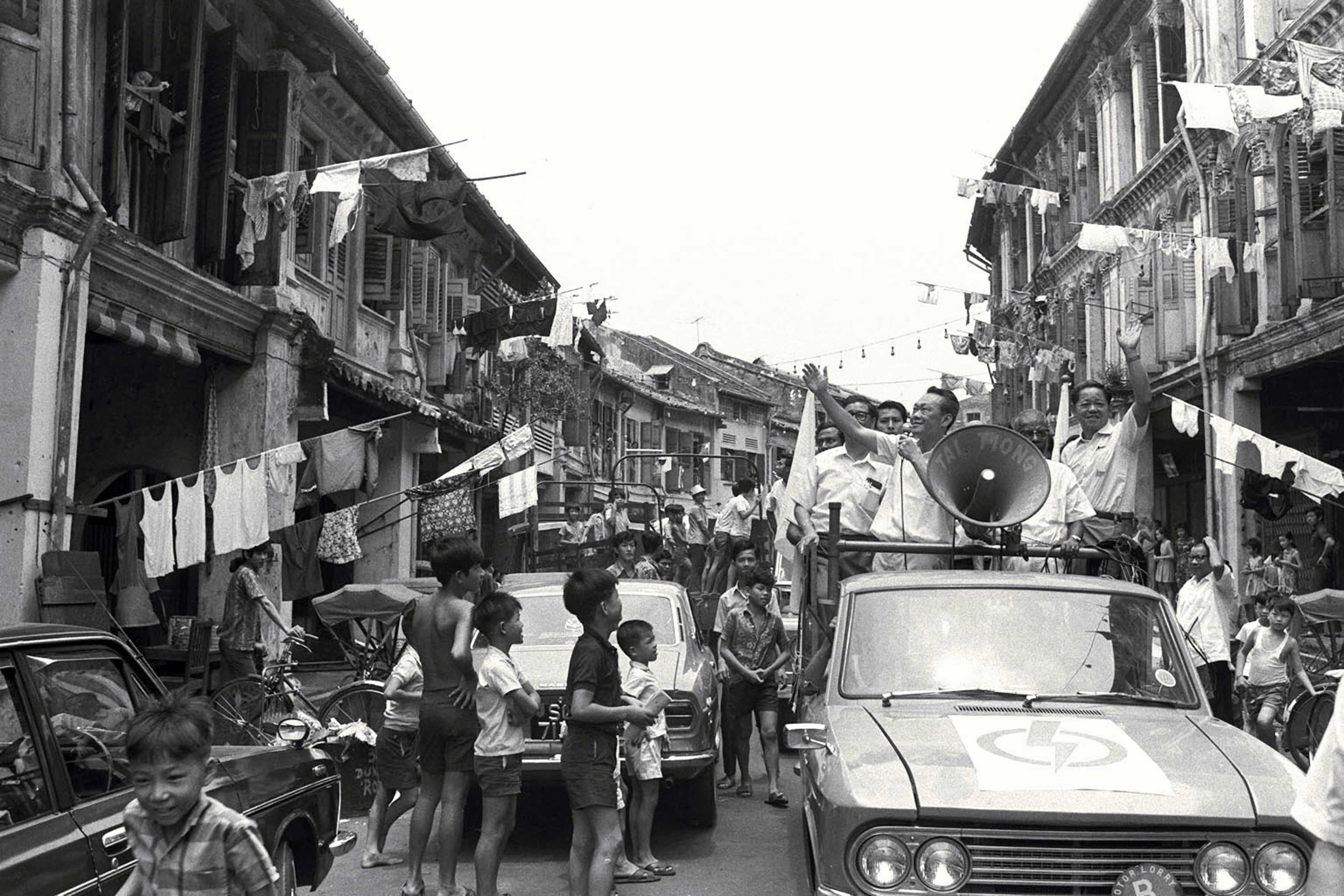 1972年9月3日，李光耀与人民行动党巡游新加坡街头感谢选民