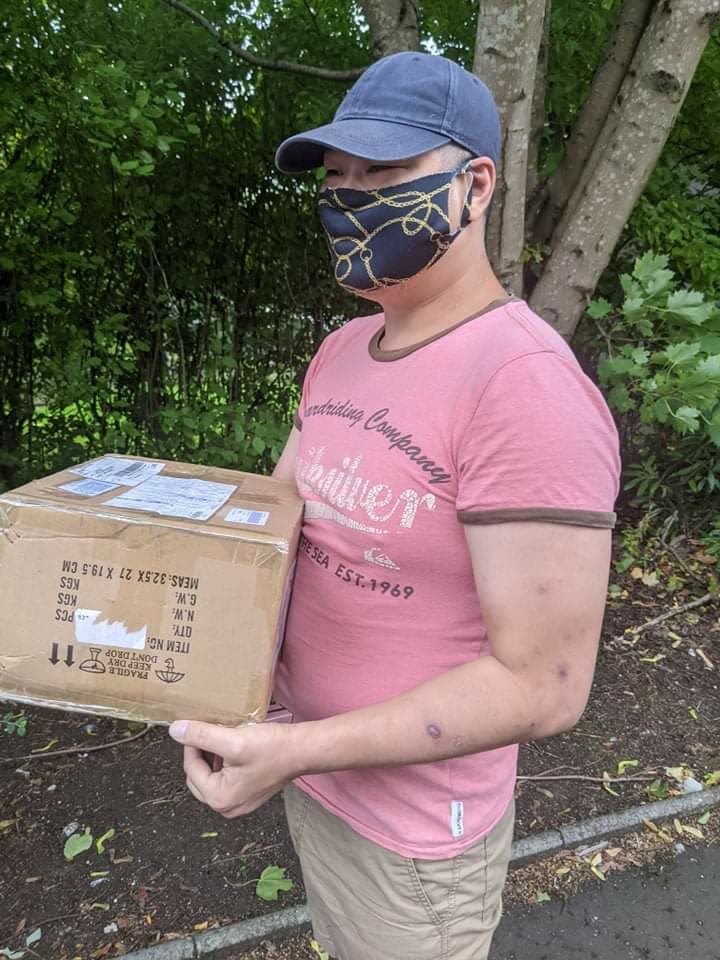  40 岁的 Chris 去年流亡到英国，目前居于苏格兰，亦提供住处于其他流亡者居住