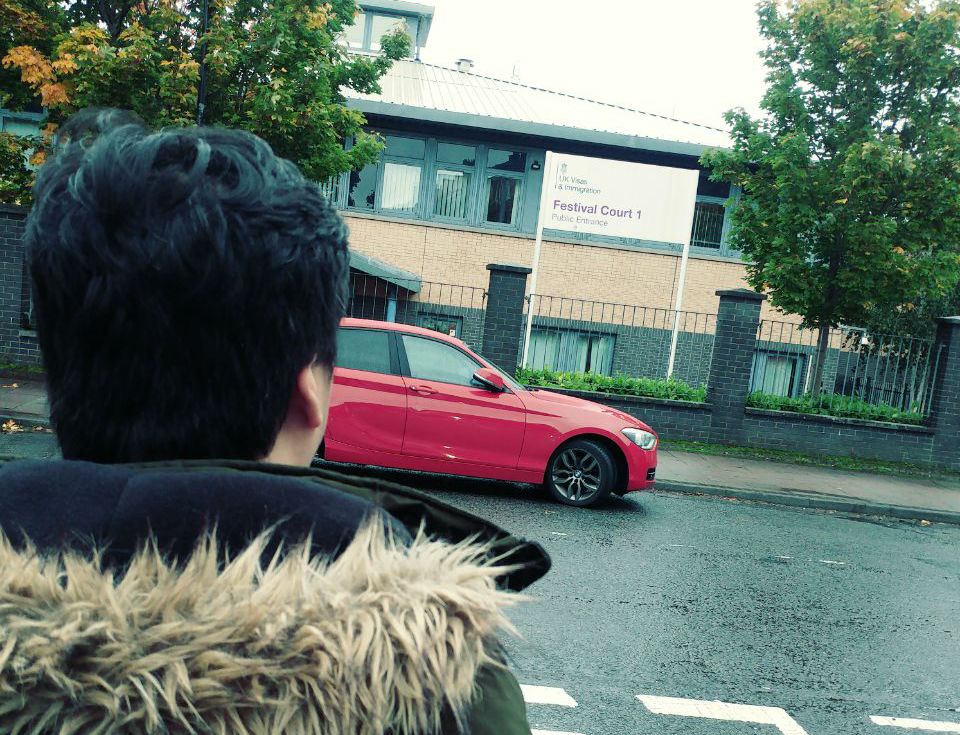  40 岁的 Chris 去年流亡到英国，目前居于苏格兰，亦提供住处于其他流亡者居住