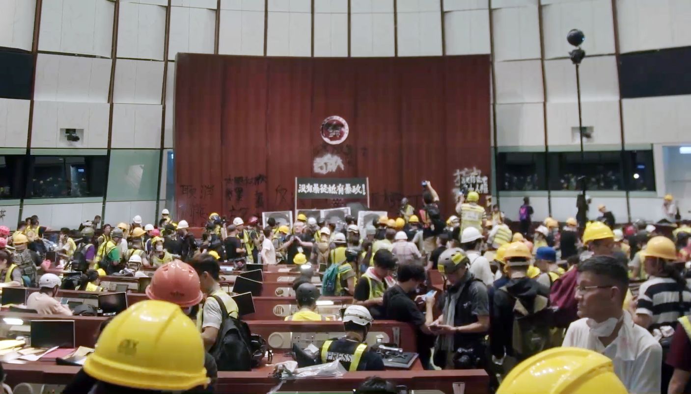 反送中包围立法会的示威队伍（《忧郁之岛》剧照）