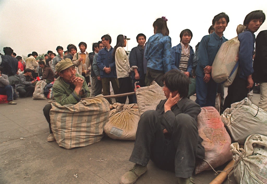 1991年3月14日，广东省广州市火车站，大量“农民工”在排队等待工作机会。（AFP / MICHEL PORRO）