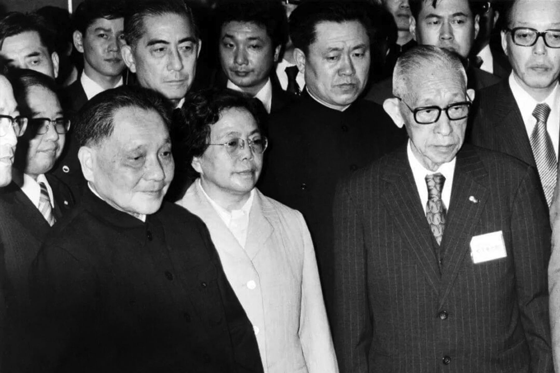 1978年10月，邓小平（前左）访问日本期间会见松下幸之助（前右）。（网络图片）