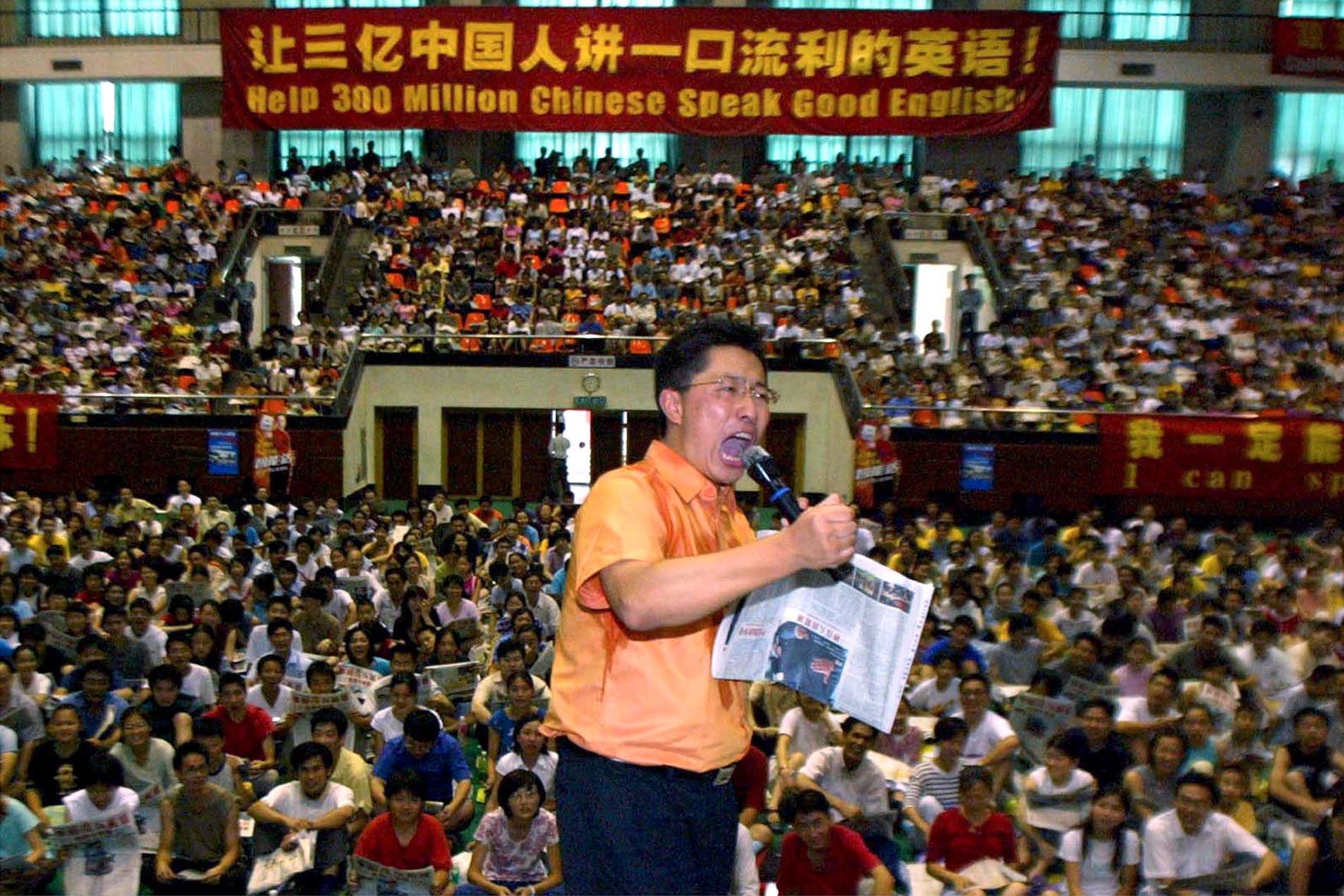 2002年7月4日，广东省广州市，李扬老师在“疯狂英语”公开课上指导 4000 名学生说英语。（REUTERS）