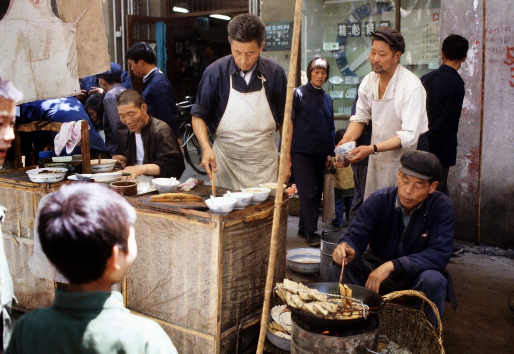 1980年5月，安徽合肥市街头的私人早点摊。（AFP / FRANCIS DERON）