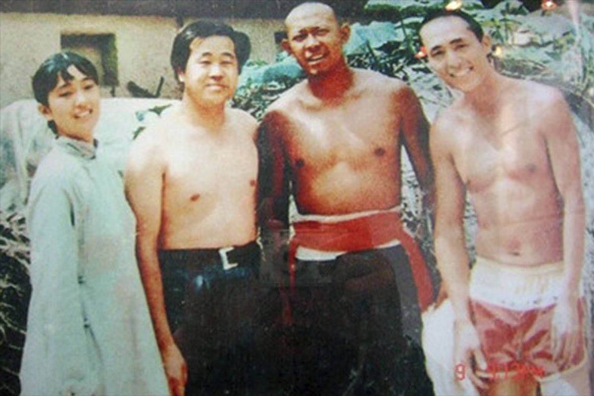 电影《红高粱》拍摄期间，巩俐，莫言，姜文和张艺谋的合影。（网络图片）