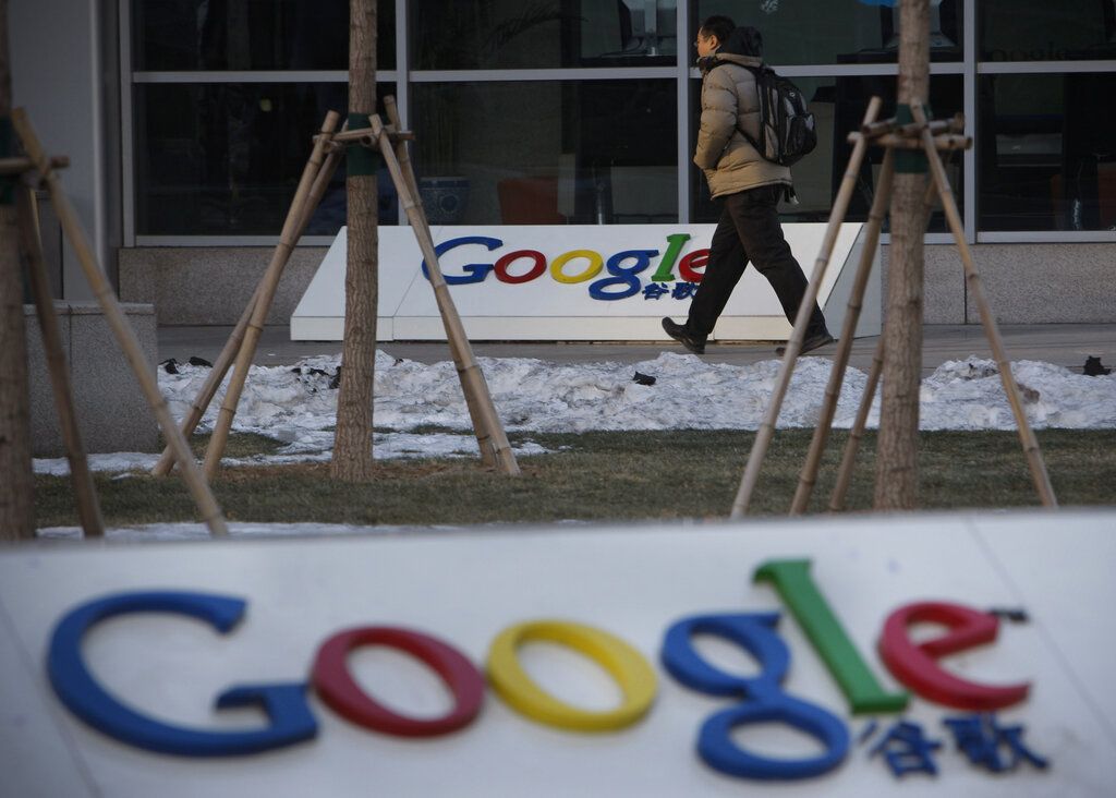 2010年1月15日，北京，一名中国员工抵达谷歌中国总部大楼。 (AP / Vincent Thian)