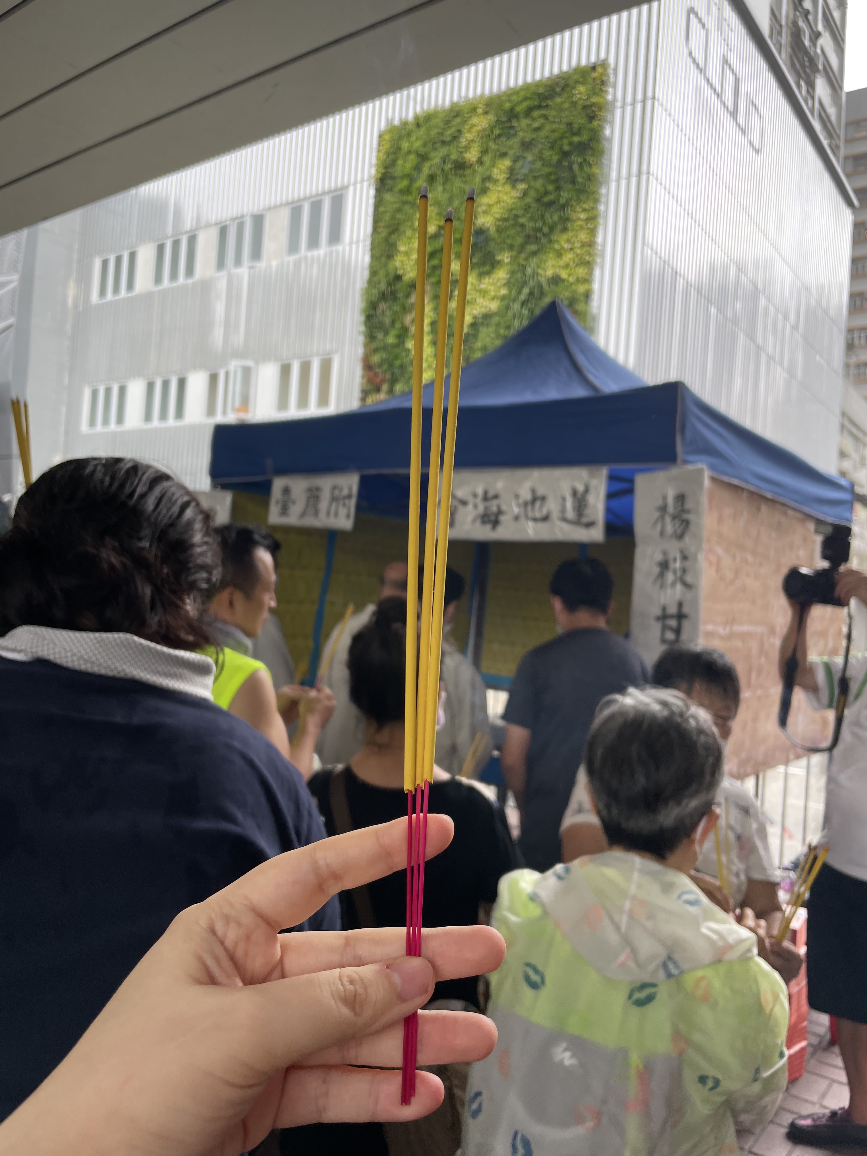 仪式并没有任何限制，人人可参与，笔者甚至被旁边的义工婆婆塞了三只点好的香