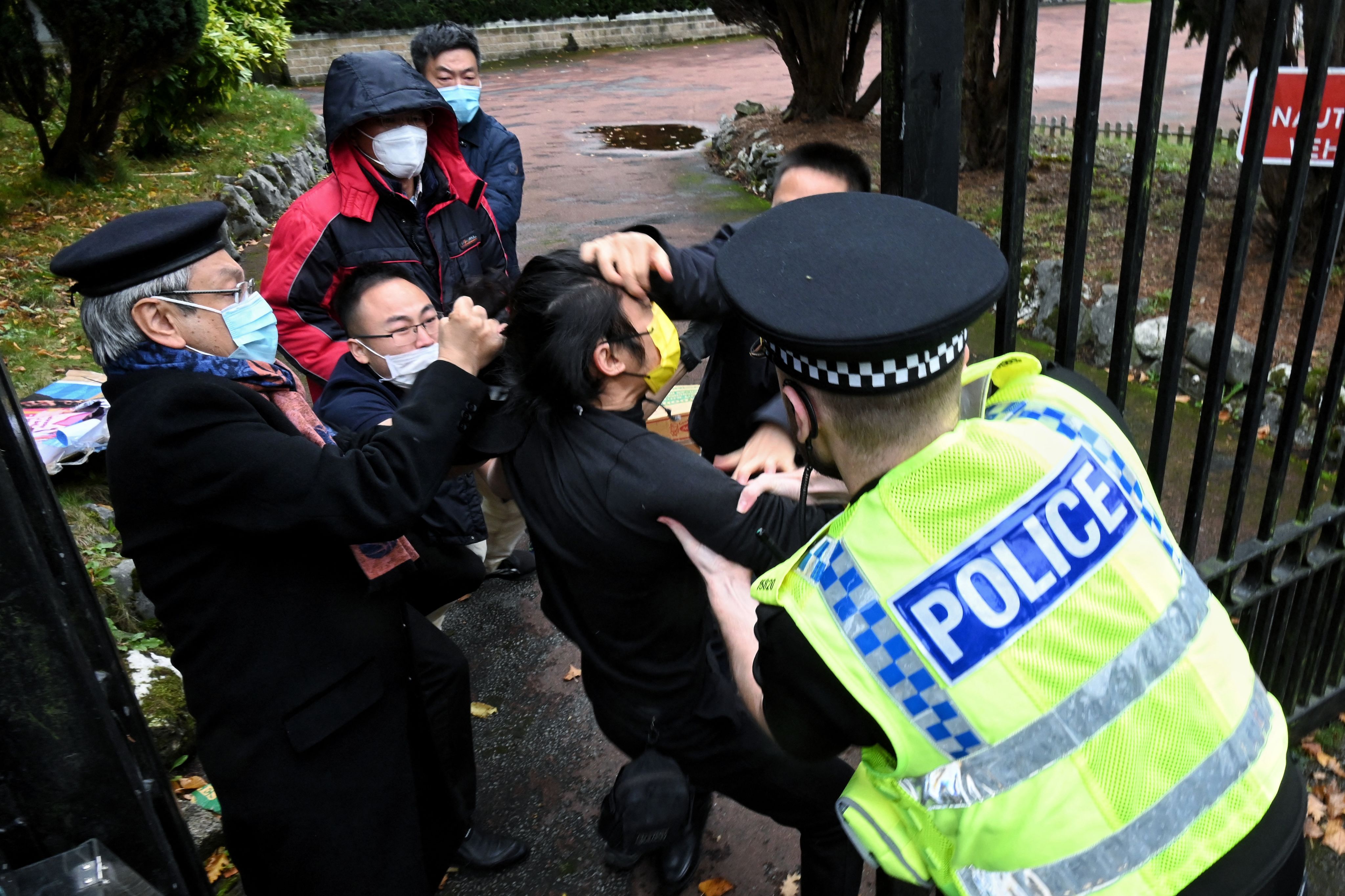 在英港人在中国总领事馆大门前抗议“二十大”时遭到爆打