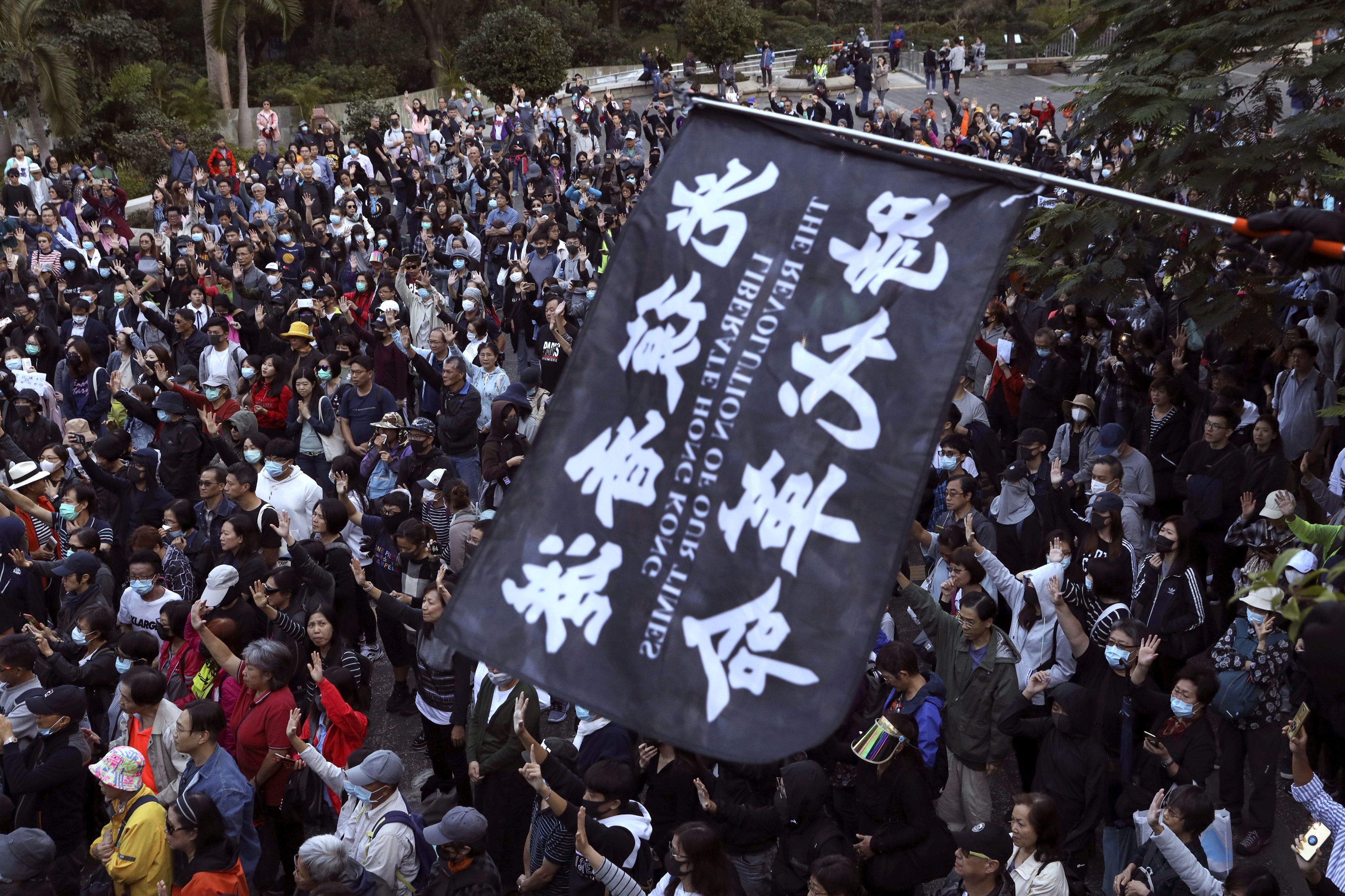 2019年11月30日，香港示威者在游行上高举“光复香港，时代革命”旗帜。