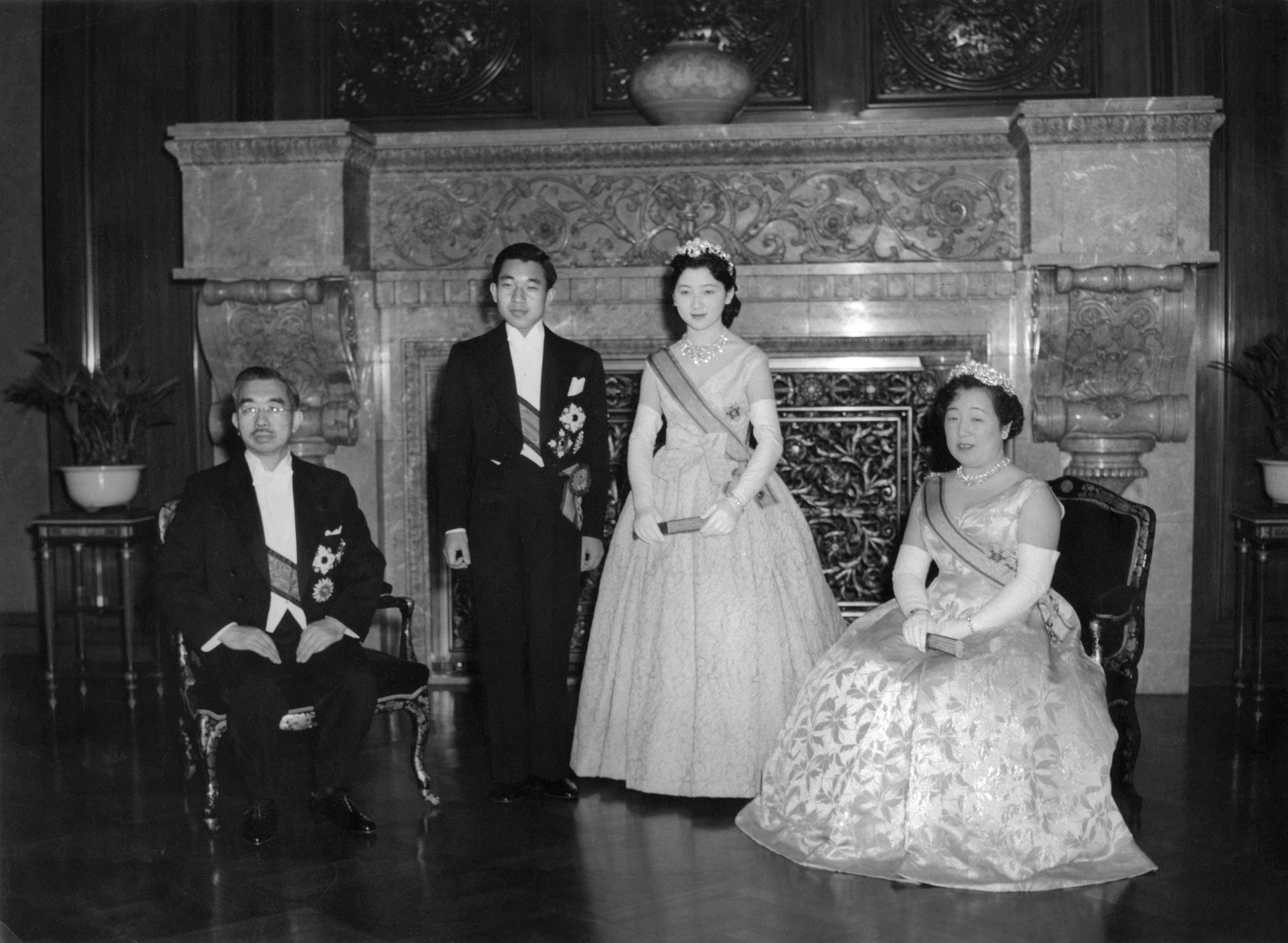 1960年初期，明仁皇太子和妻子美智子与父母昭和天皇和香淳皇后合影