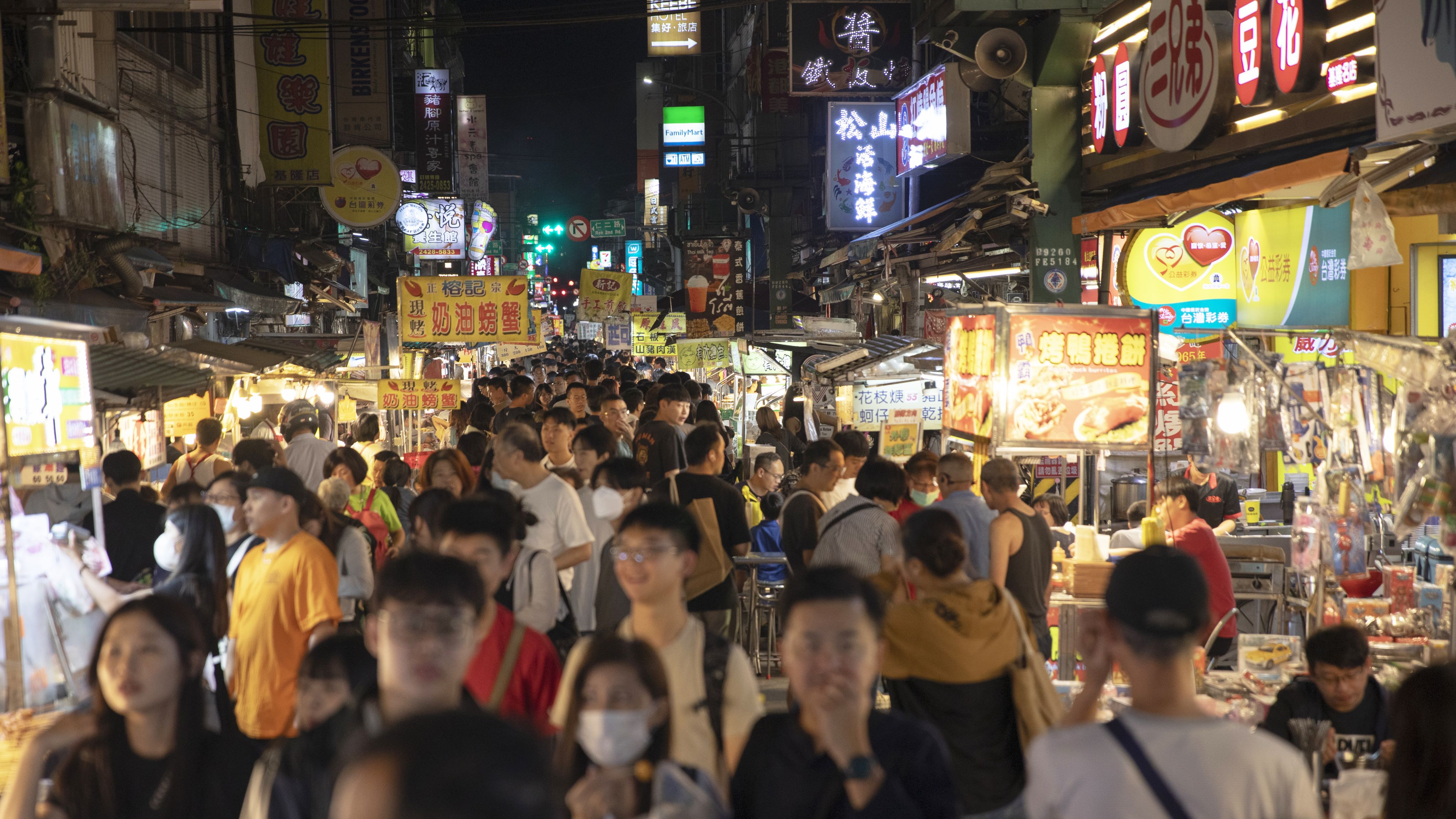 人群流动的基隆庙口夜市。