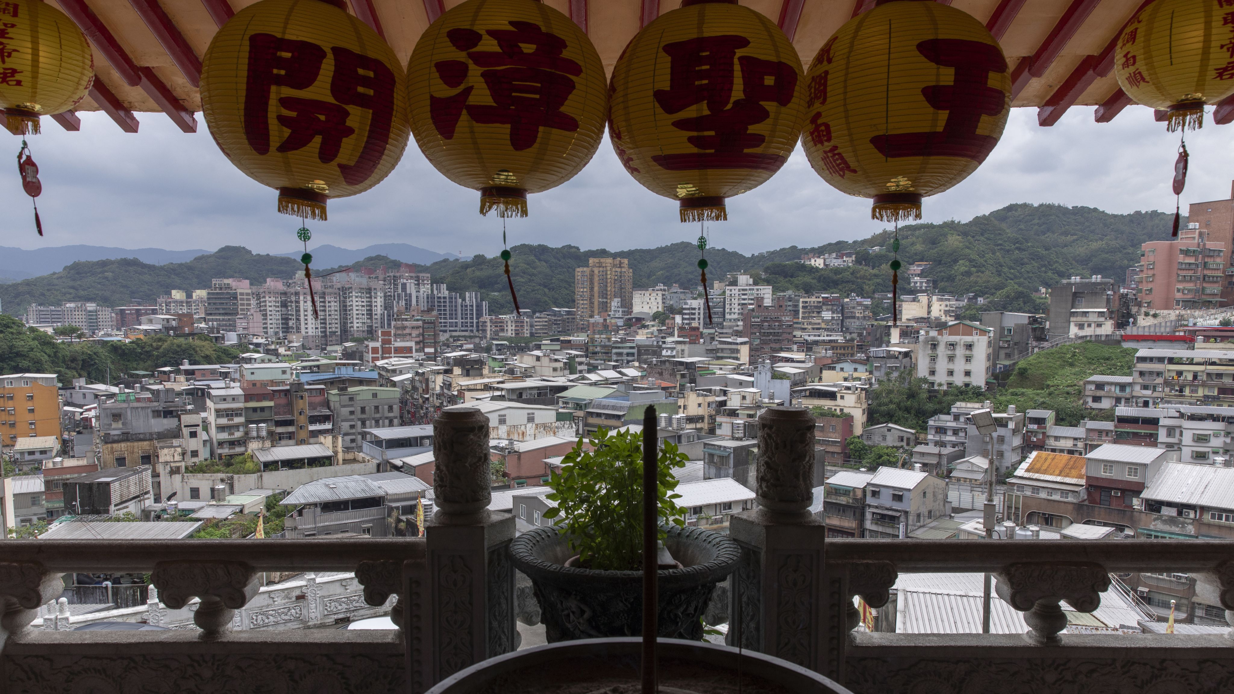 从半山腰的庙中，望见的基隆市区住宅区。