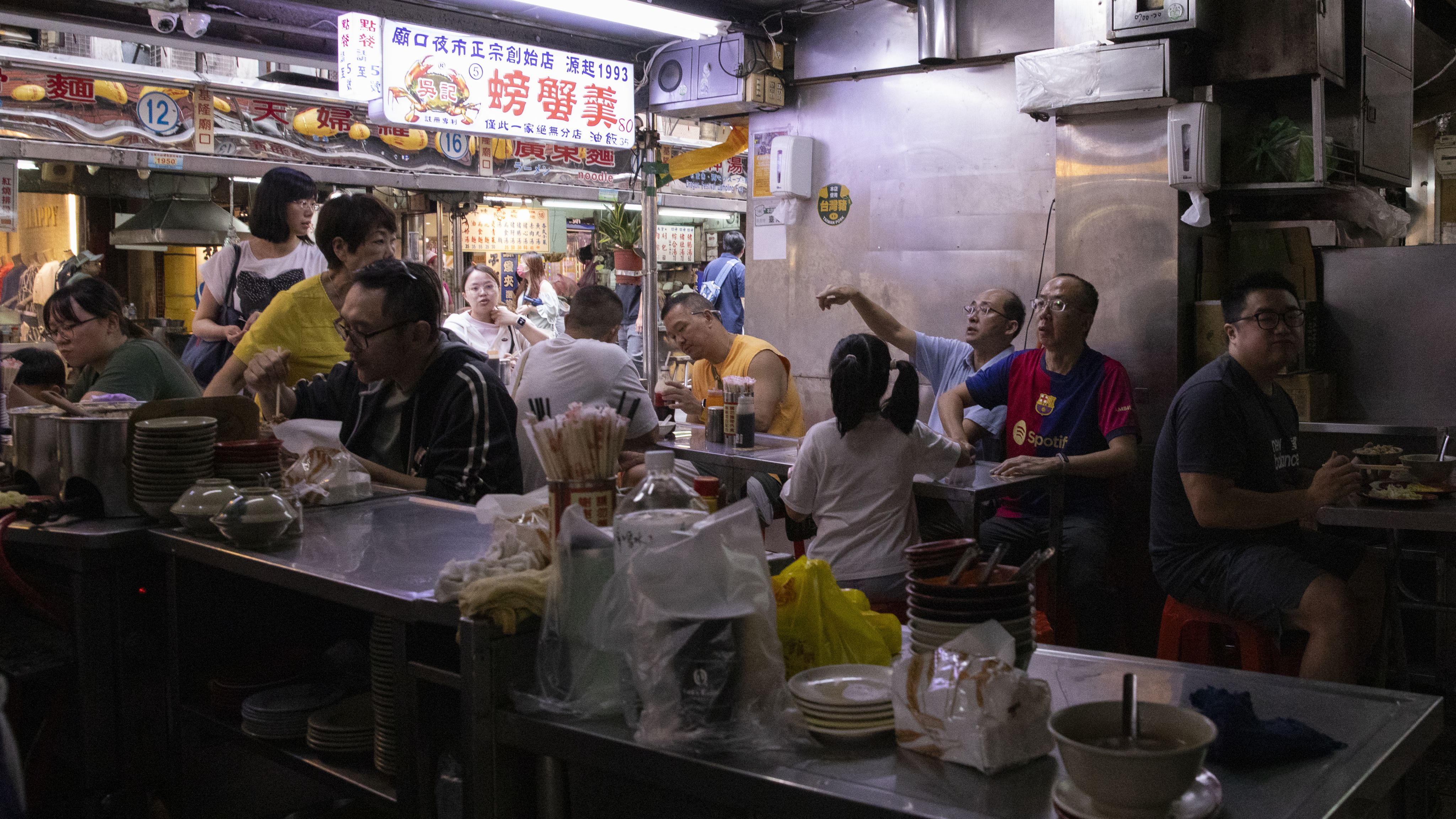 基隆夜市摊位上的食客。