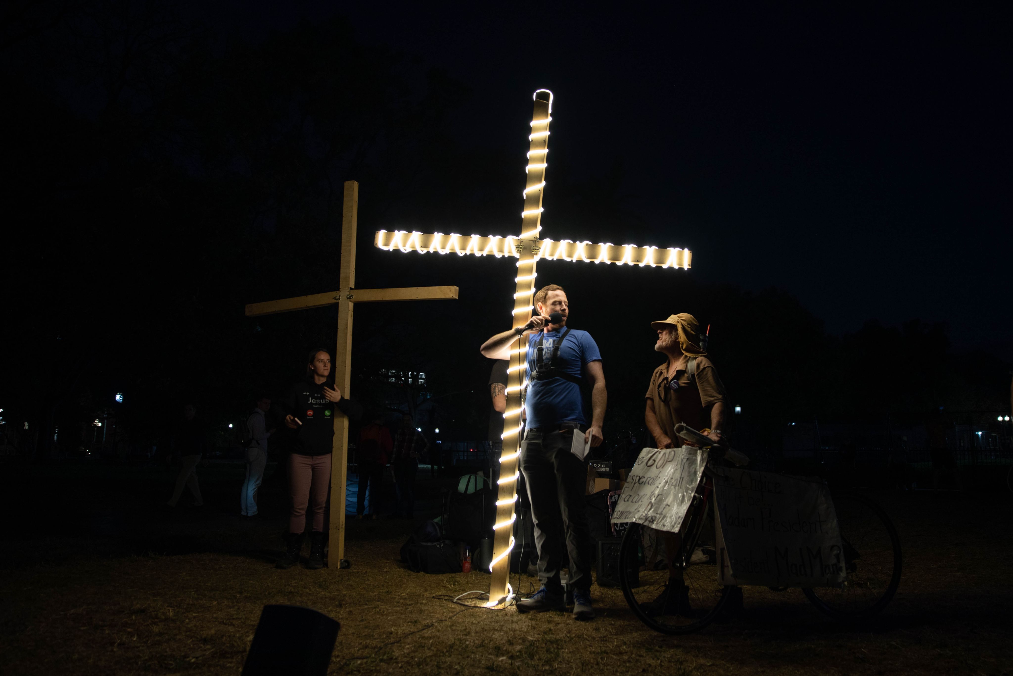 图片故事： 围栏、手铐与艺术——广场上的2024美国大选侧影– Wainao