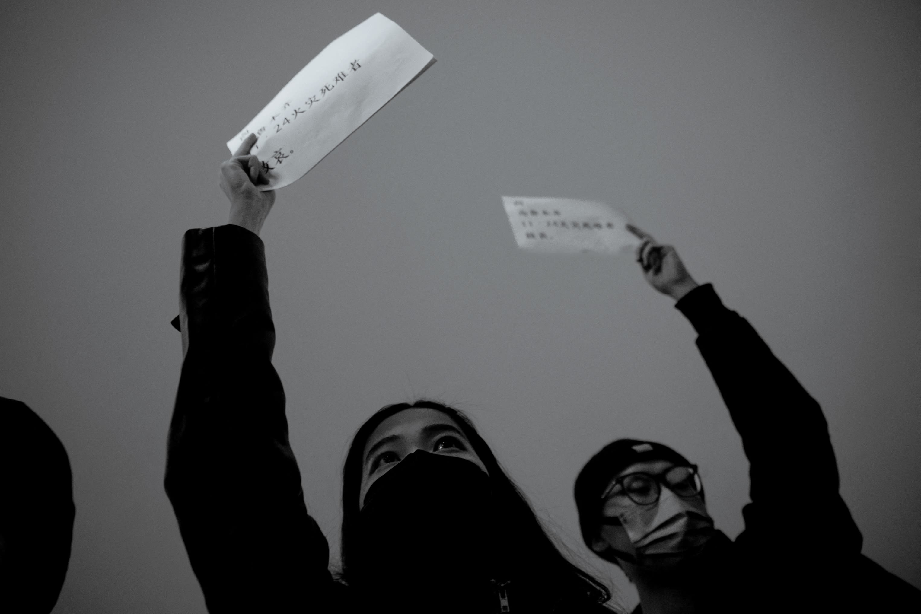 November 27, 2022, Beijing, young people demonstrating that night for the White Paper movement. (REUTERS / Thomas Peter)