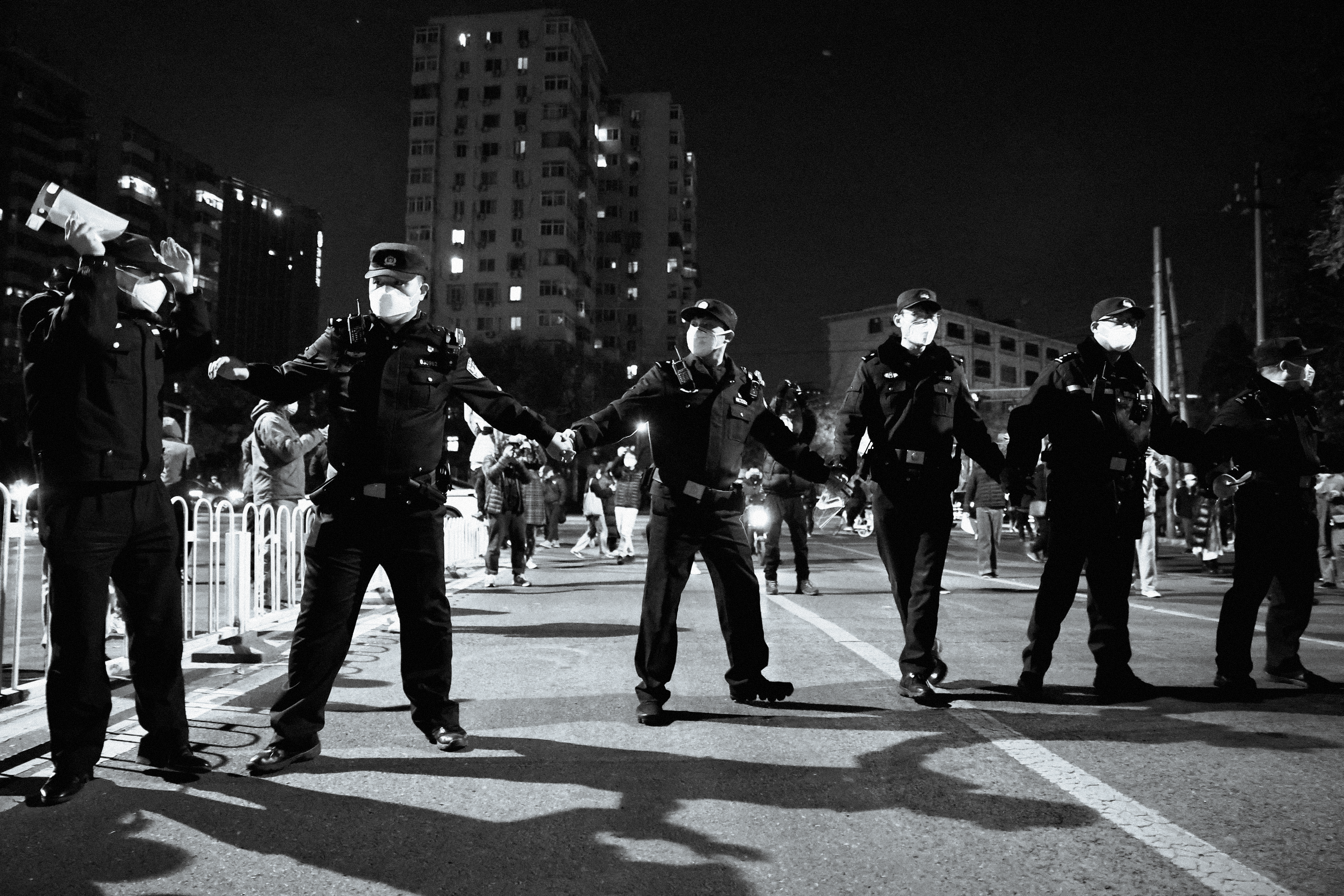 November 27, 2022, Beijing, police surround protesters on the street. (REUTERS / Thomas Peter)