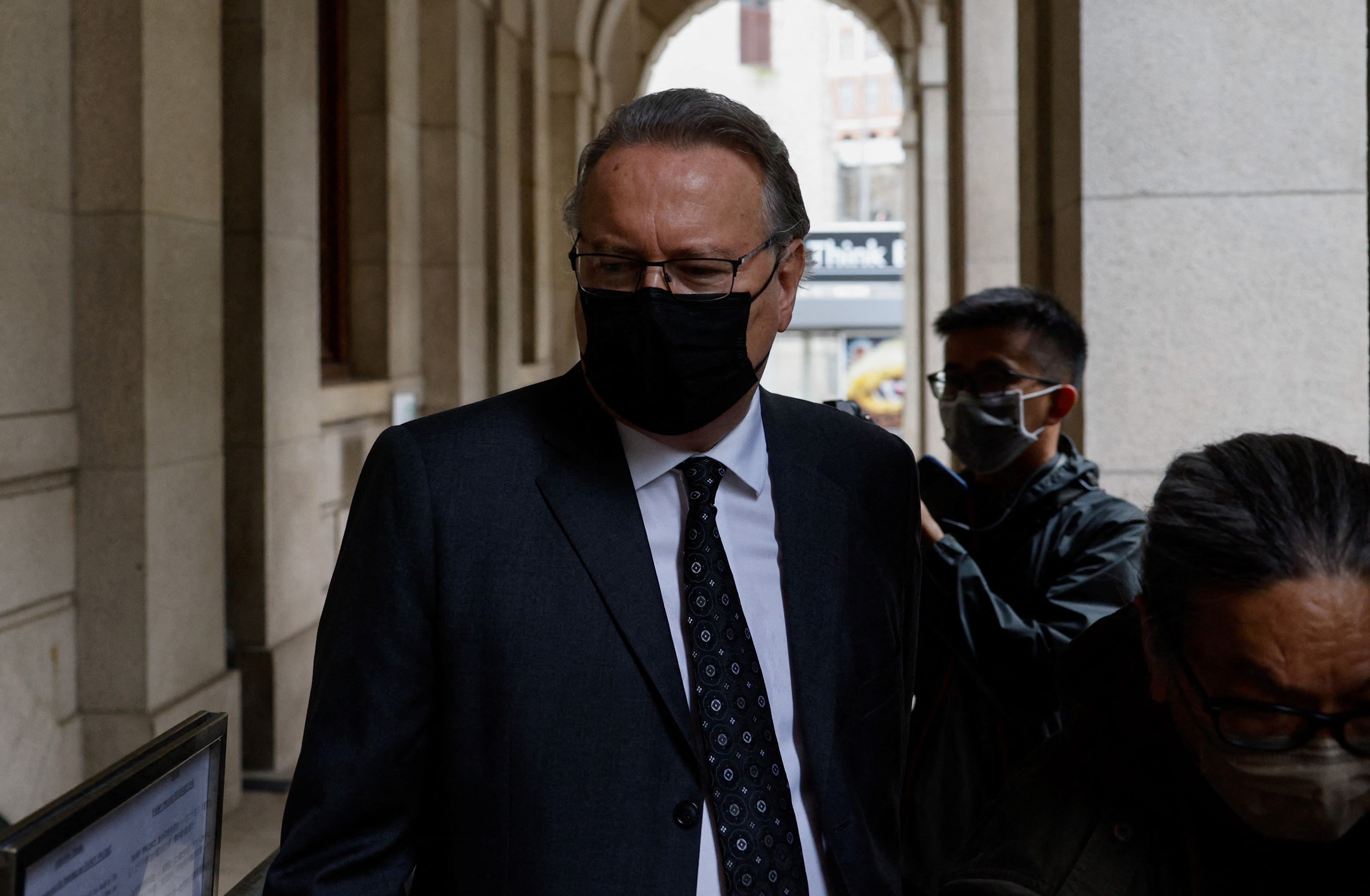 黎欲聘任处理外国国家安全案件丰富经验的英国御用大律师 Tim Owen 代表抗辩，惟遭港府反对。